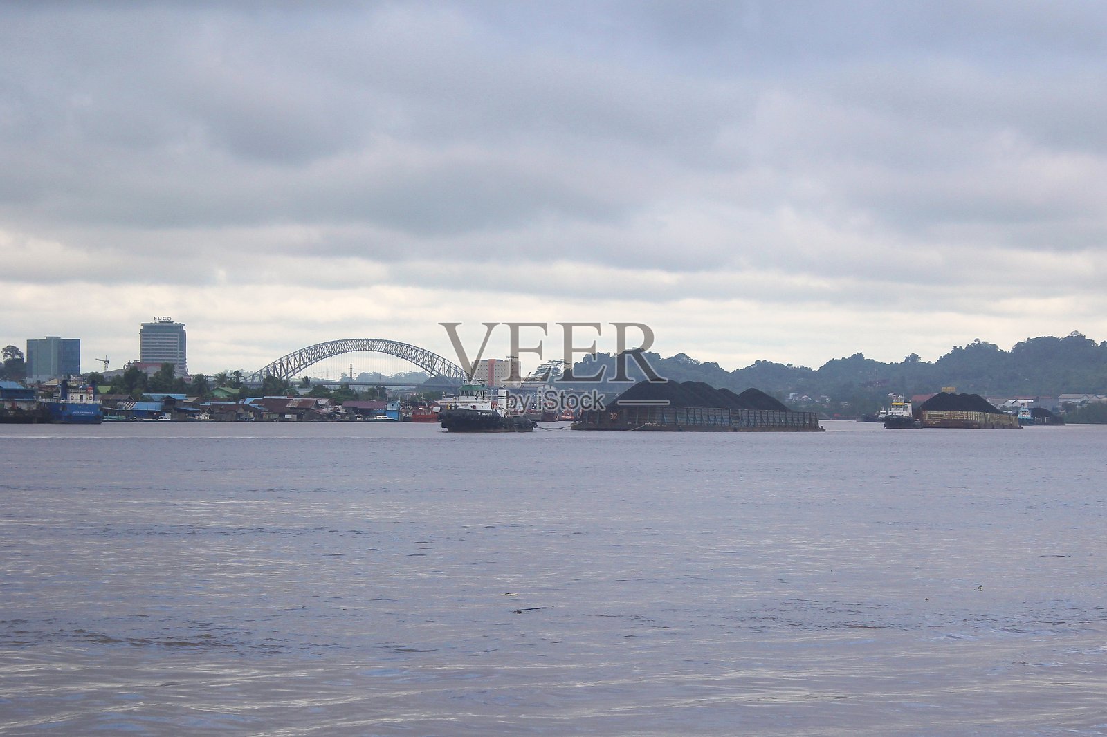 加里曼丹岛马哈坎河上的煤炭驳船照片摄影图片