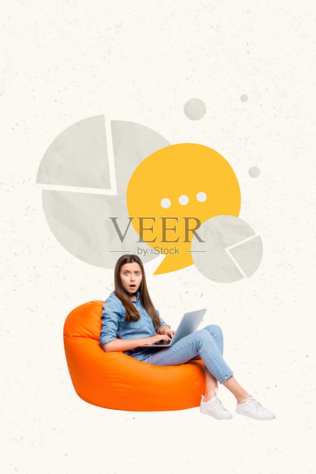 杂志竖版插画，潮酷拼贴风，震惊的女性自由职业者坐在豆袋椅上，正在打字，屏幕上显示消息通知图示照片摄影图片