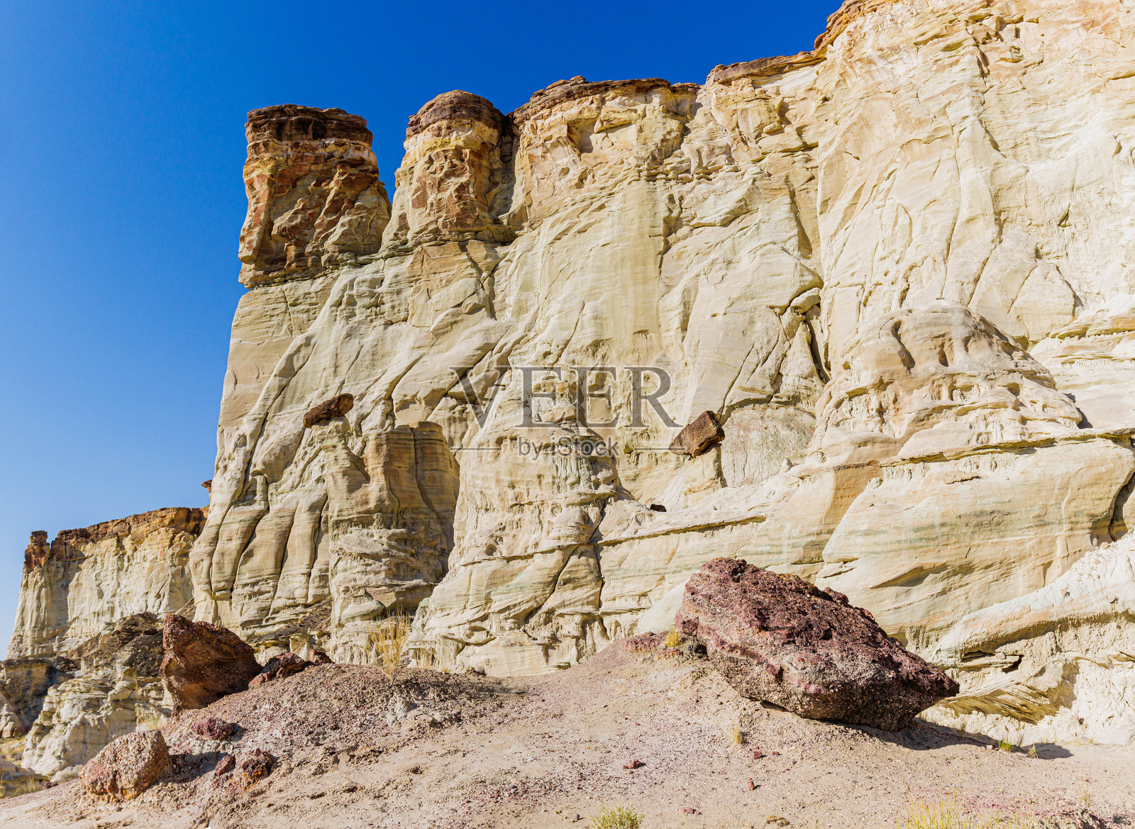 白色砂岩悬崖下被侵蚀的石林残迹照片摄影图片