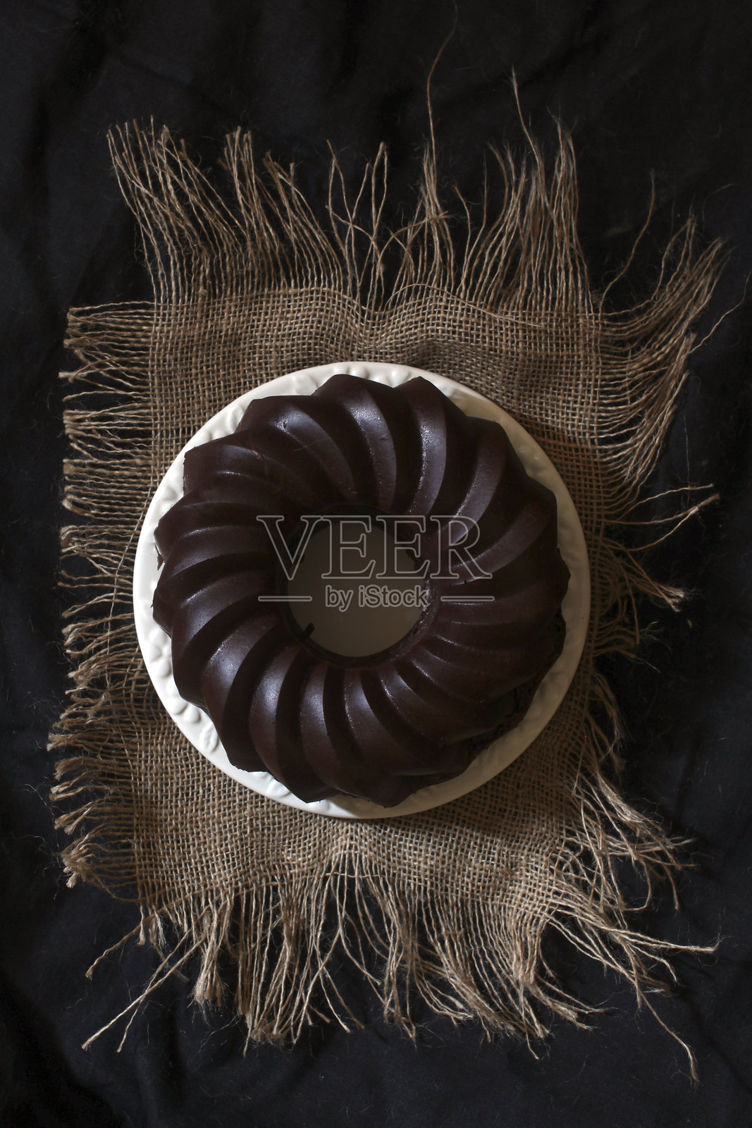 一块美味的巧克力磅蛋糕放在粗麻布上照片摄影图片