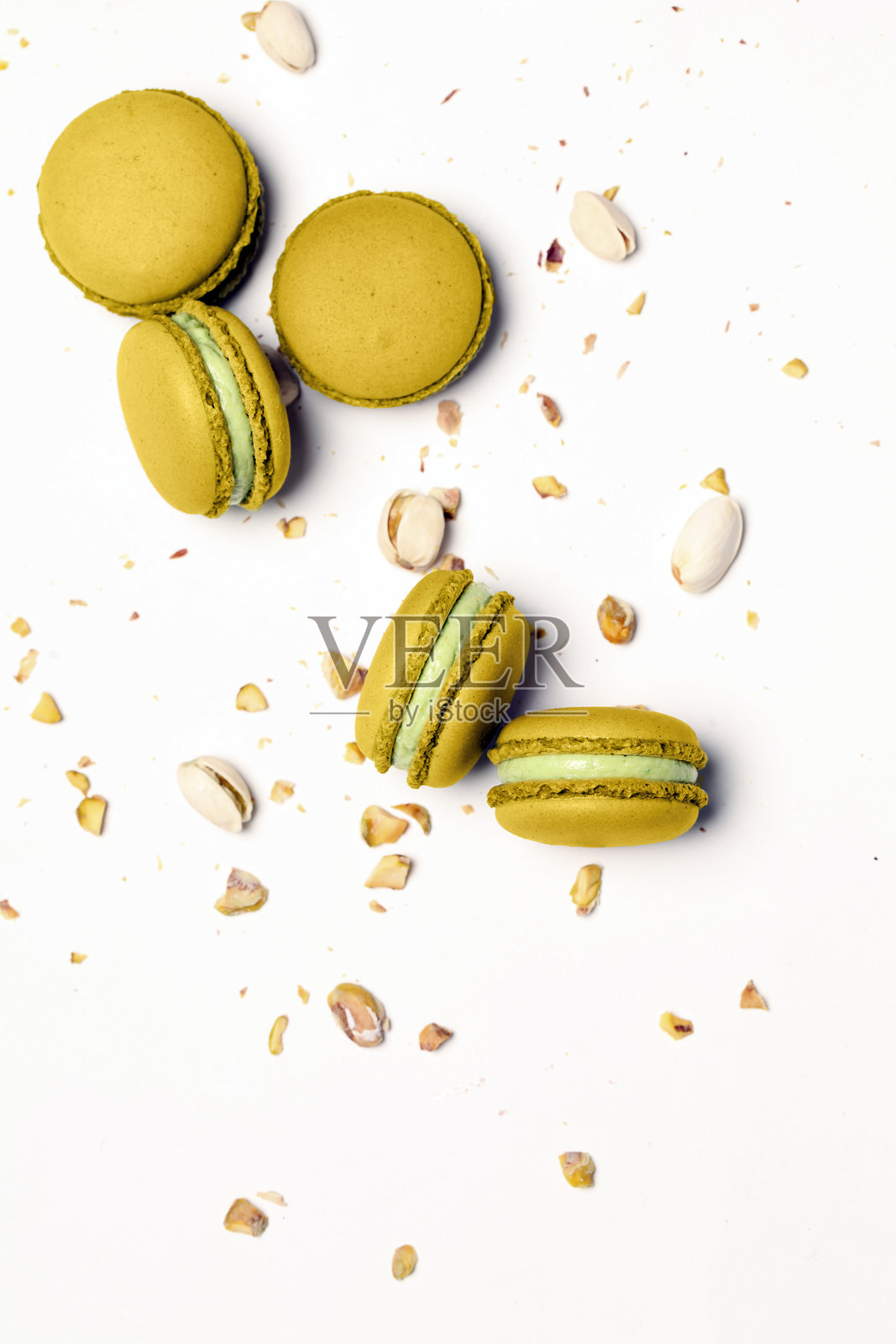 美味的开心果马卡龙，撒有开心果碎照片摄影图片