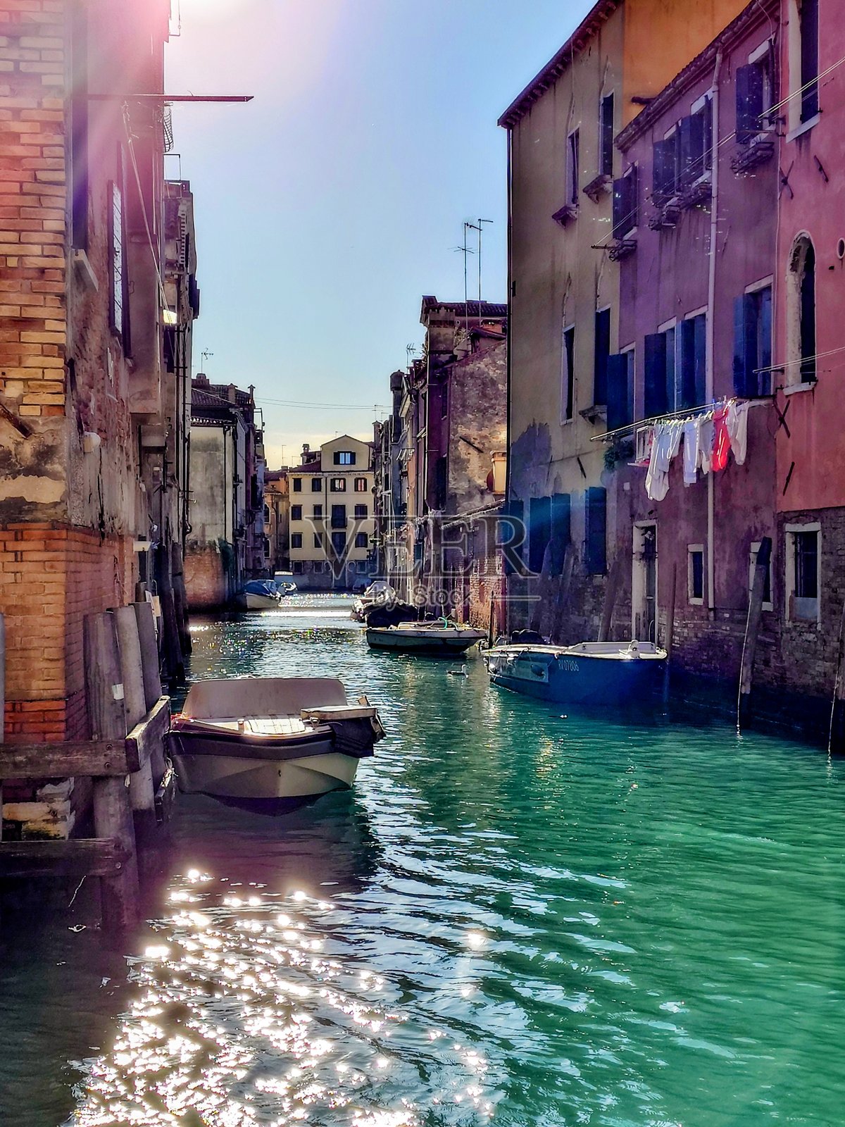 意大利威尼斯，房屋之间狭窄的运河照片摄影图片