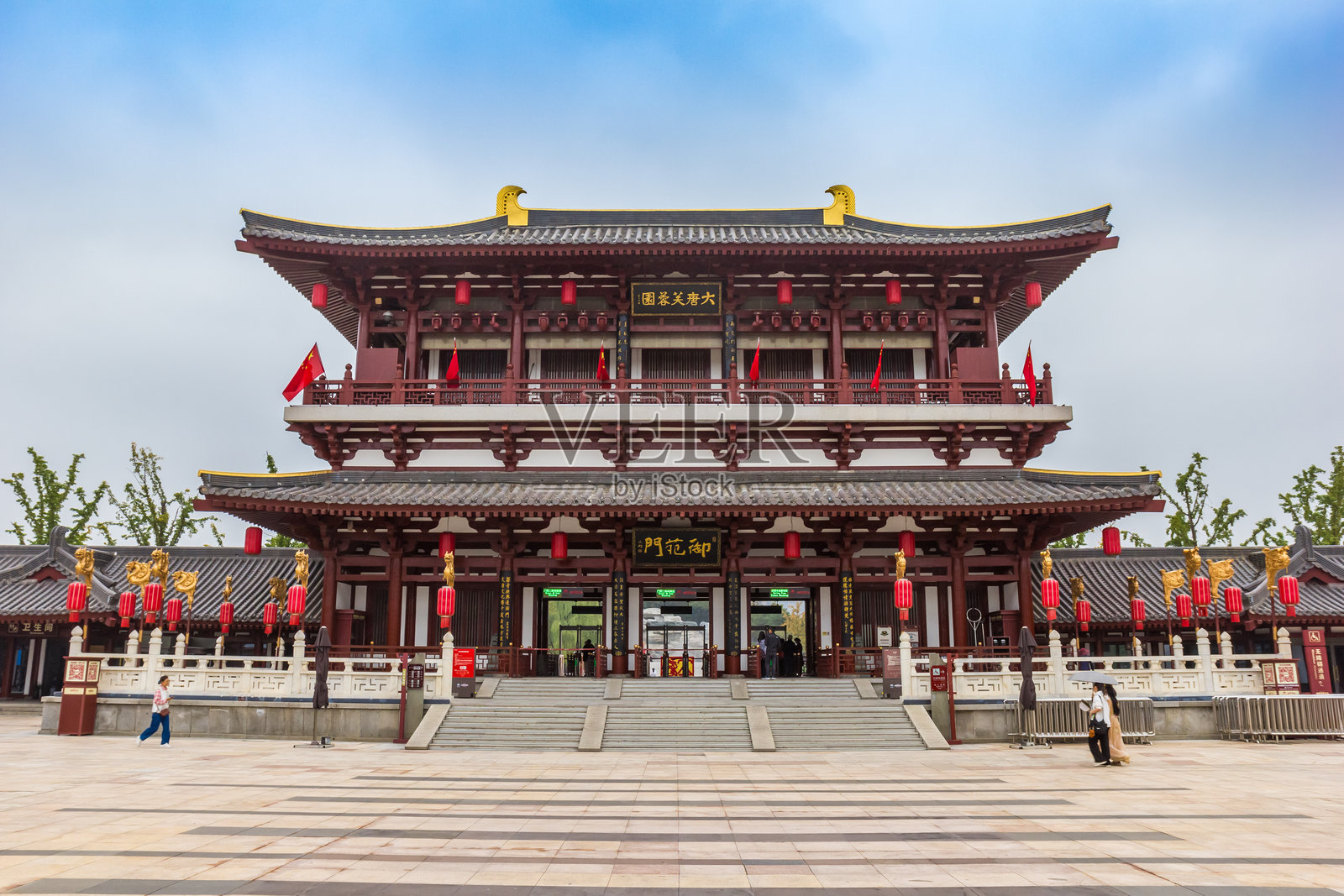 西安大唐芙蓉园的入口建筑照片摄影图片