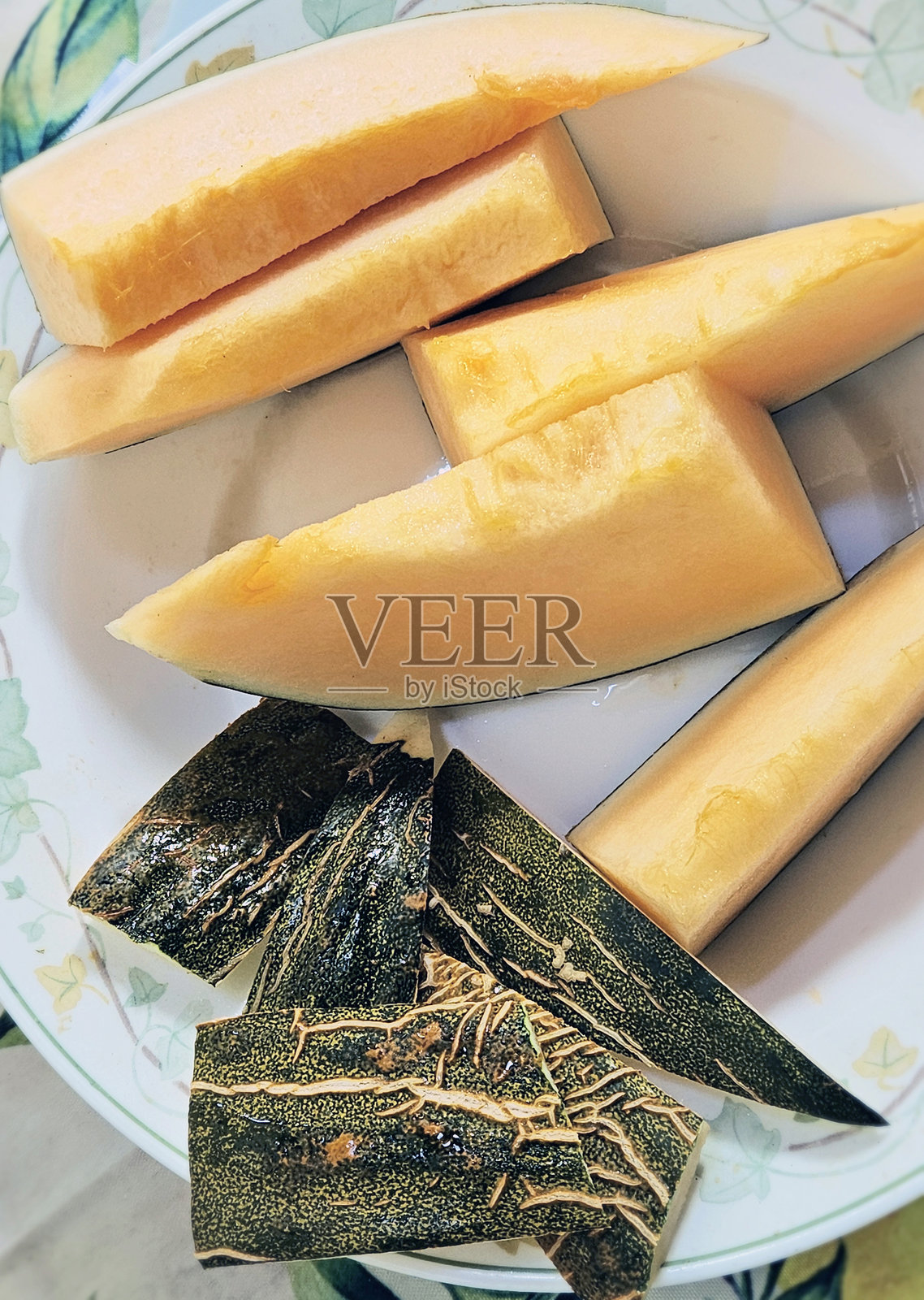 几片撒丁岛甜瓜连同切下的瓜皮照片摄影图片