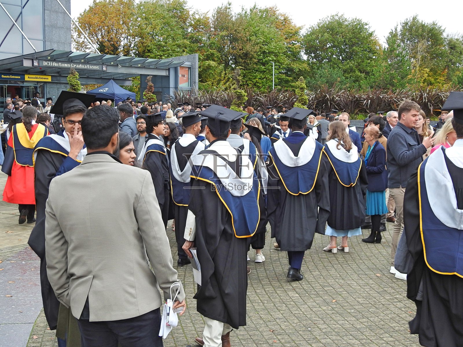 户外毕业照照片摄影图片