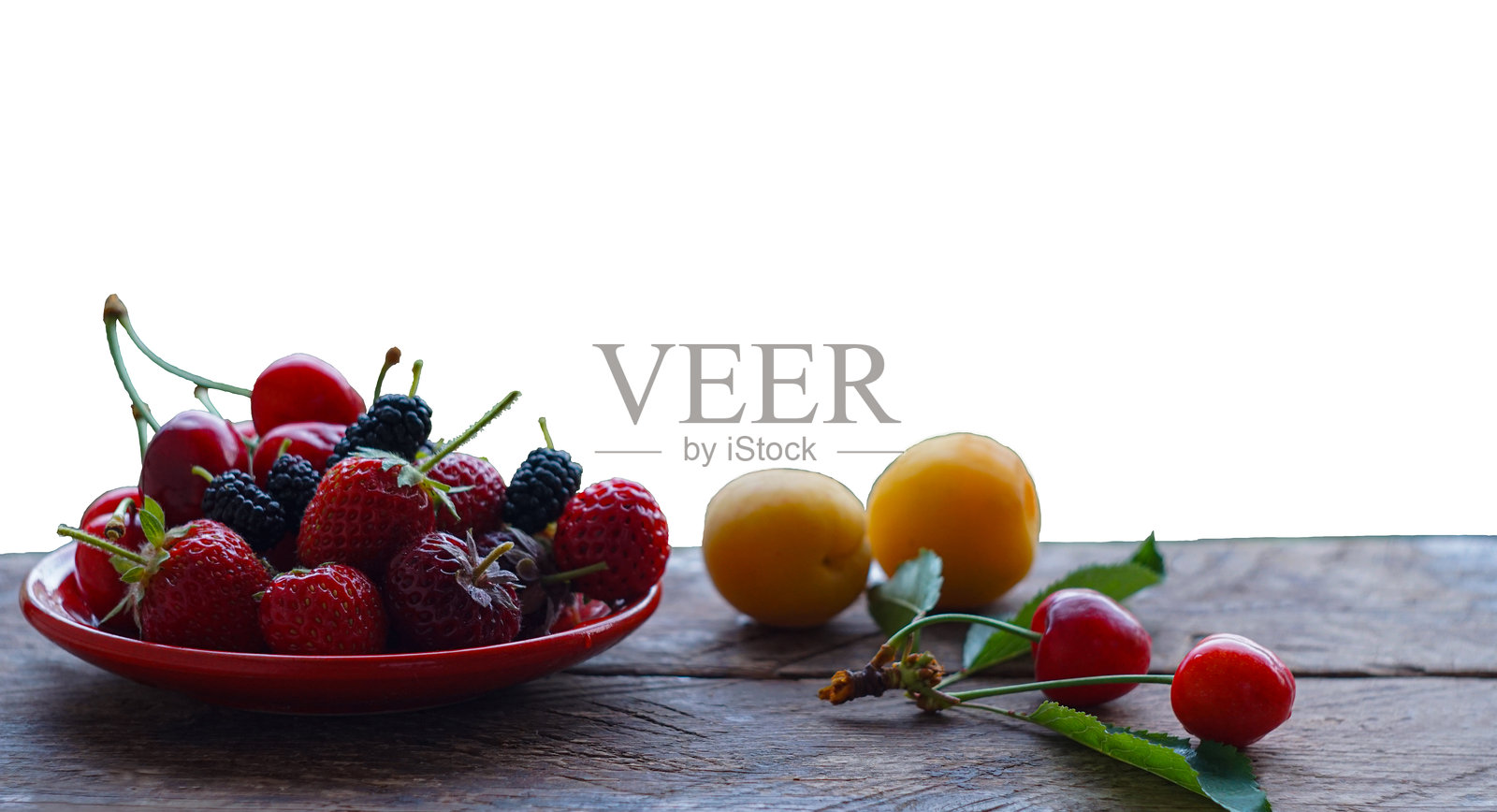 白底上的樱桃和其他水果照片摄影图片