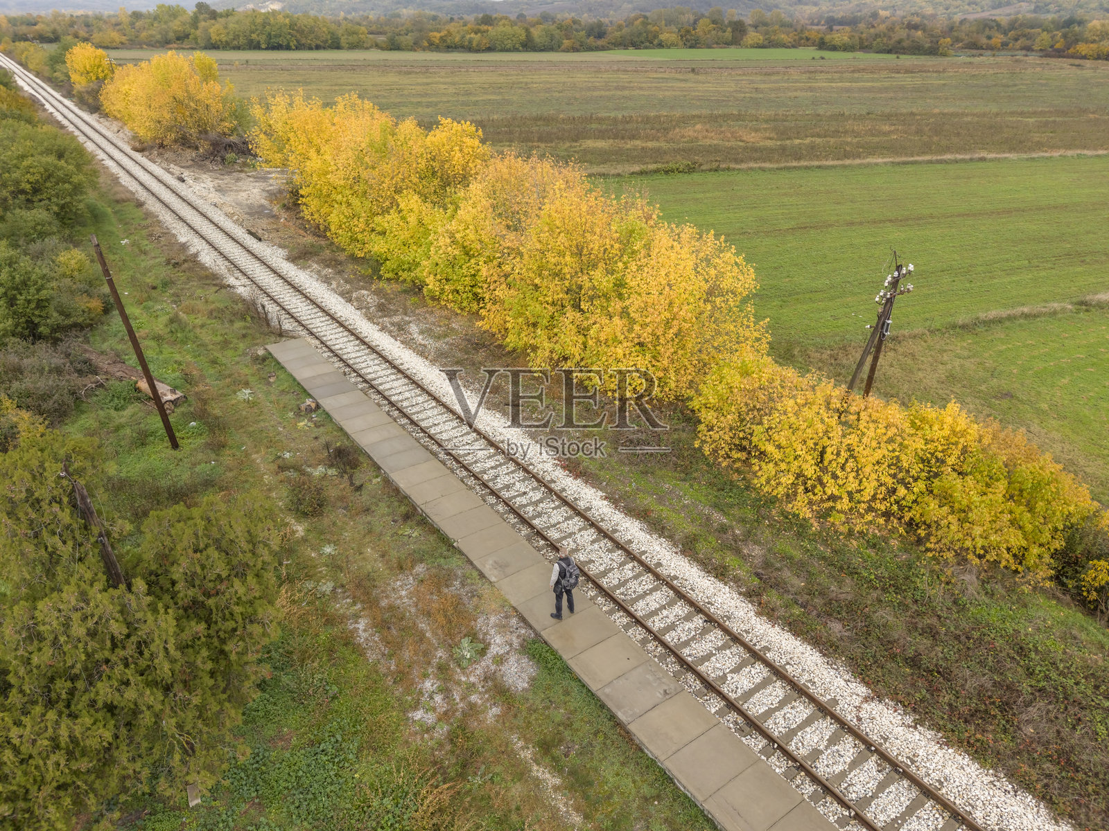 等待火车照片摄影图片
