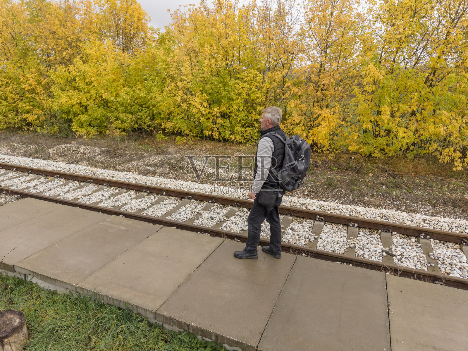 等待火车照片摄影图片