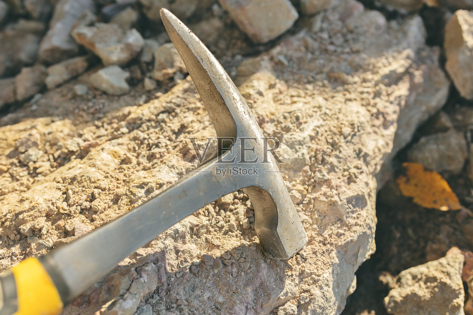 一块锤子放在石灰石上照片摄影图片