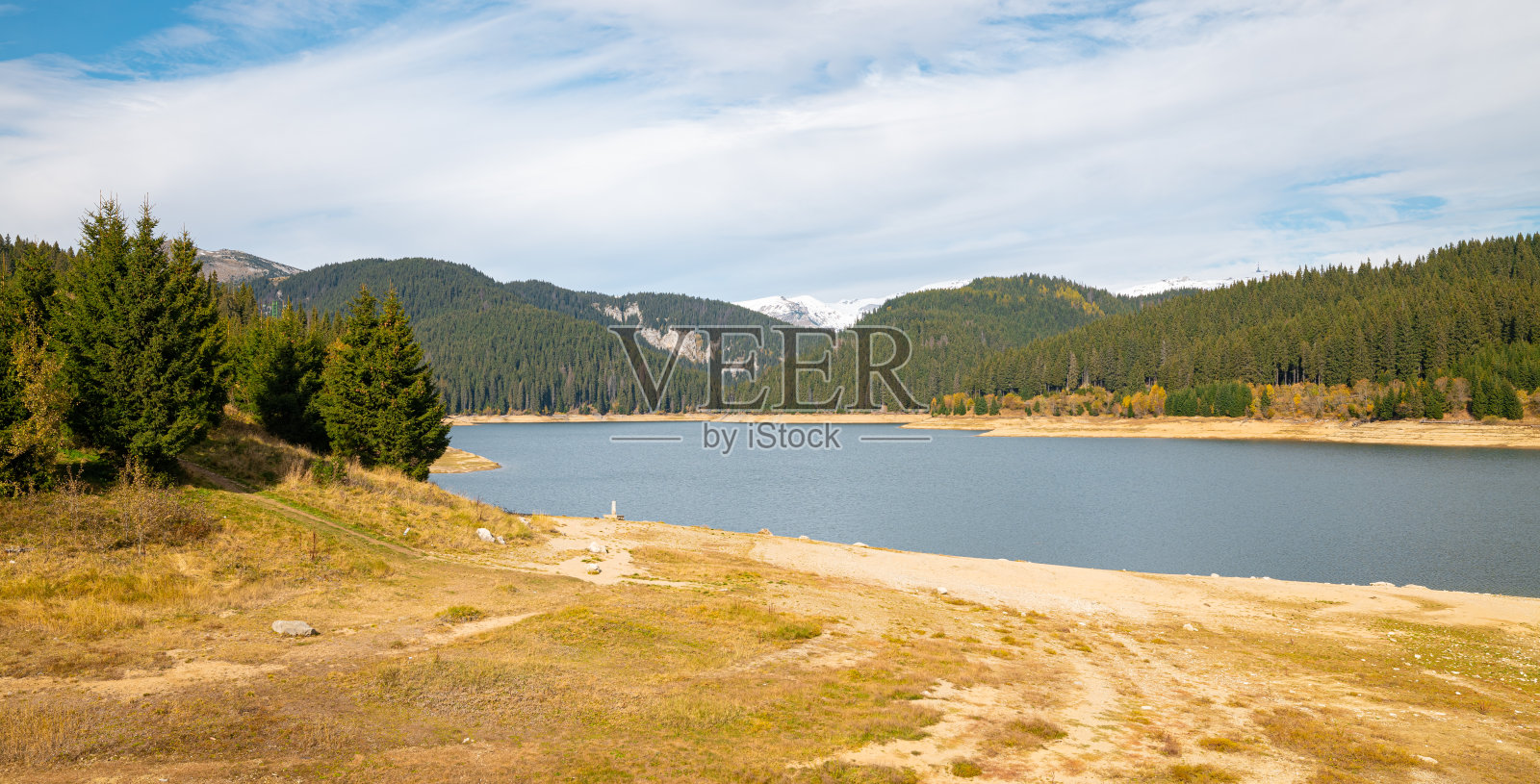 罗马尼亚布切吉国家公园的宁静的博尔博西湖照片摄影图片