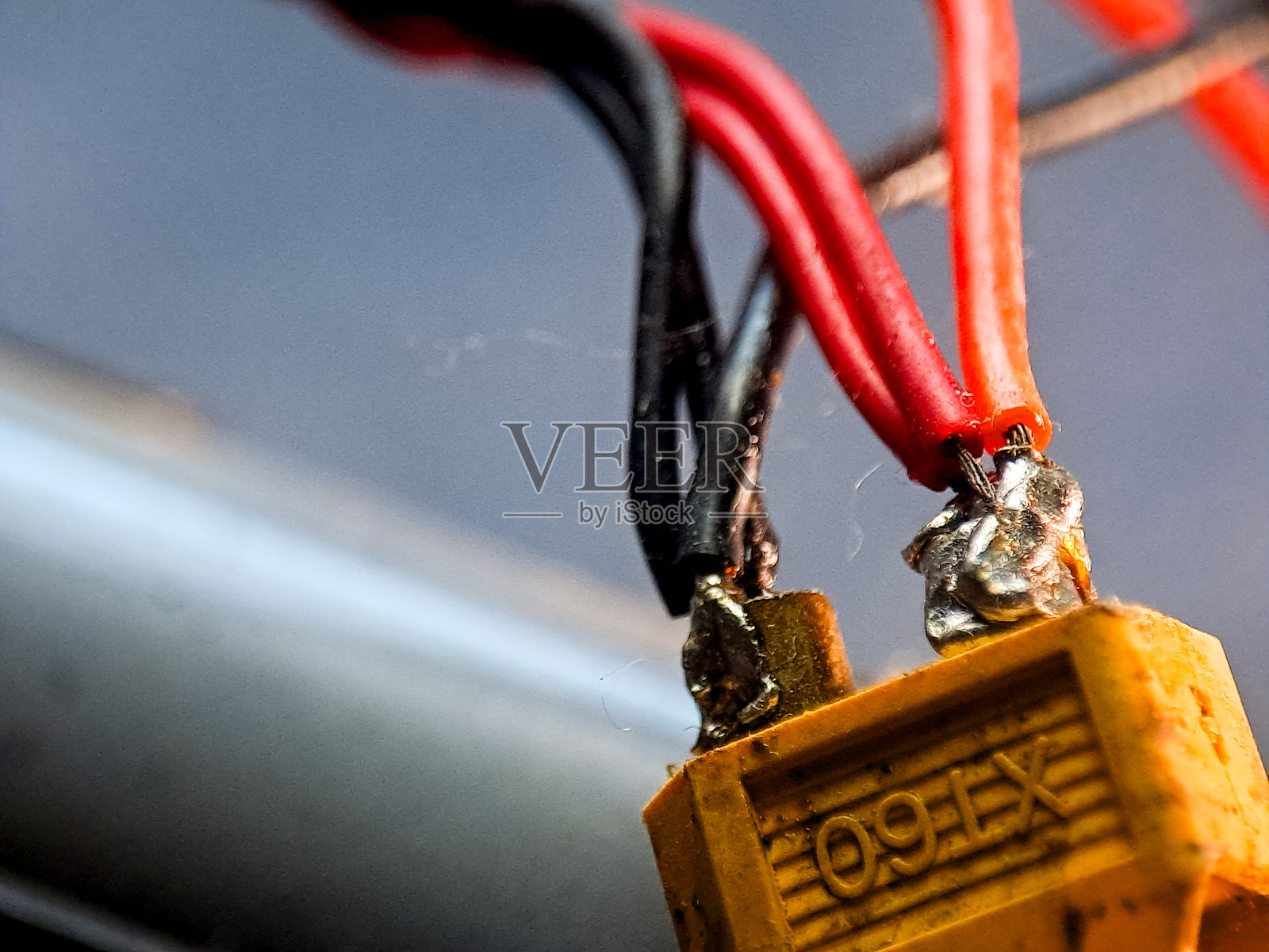 焊接线缆组成的抽象构图，聚焦于带有红黑电线的连接器。照片摄影图片