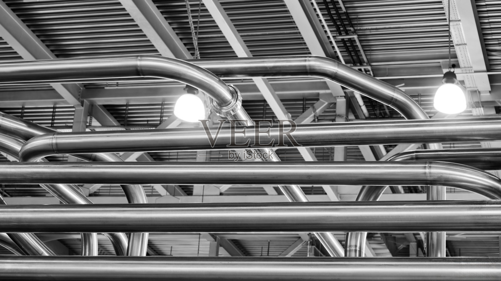 带有不锈钢管道、用作分离器的冷却散热器以及储罐、阀门和测量仪器的食品生产机械照片摄影图片