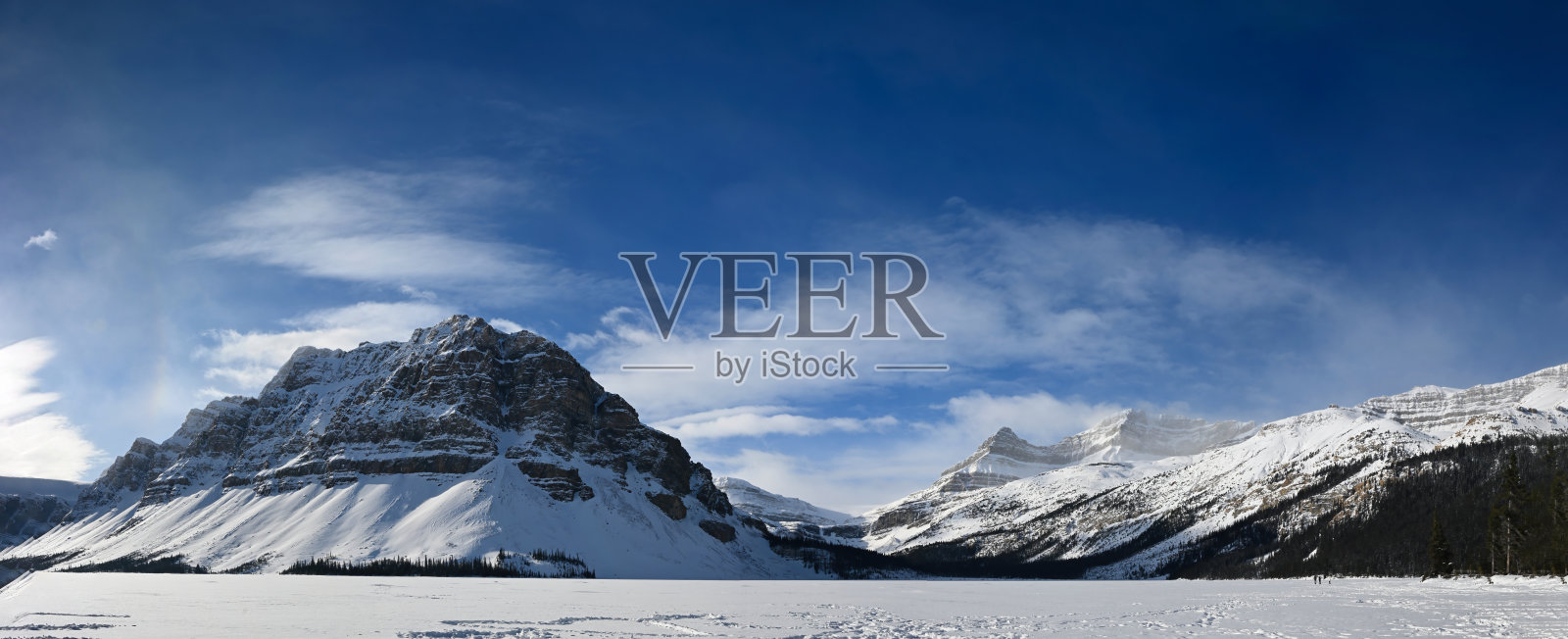 加拿大艾伯塔省班夫国家公园冬季的弓湖照片摄影图片