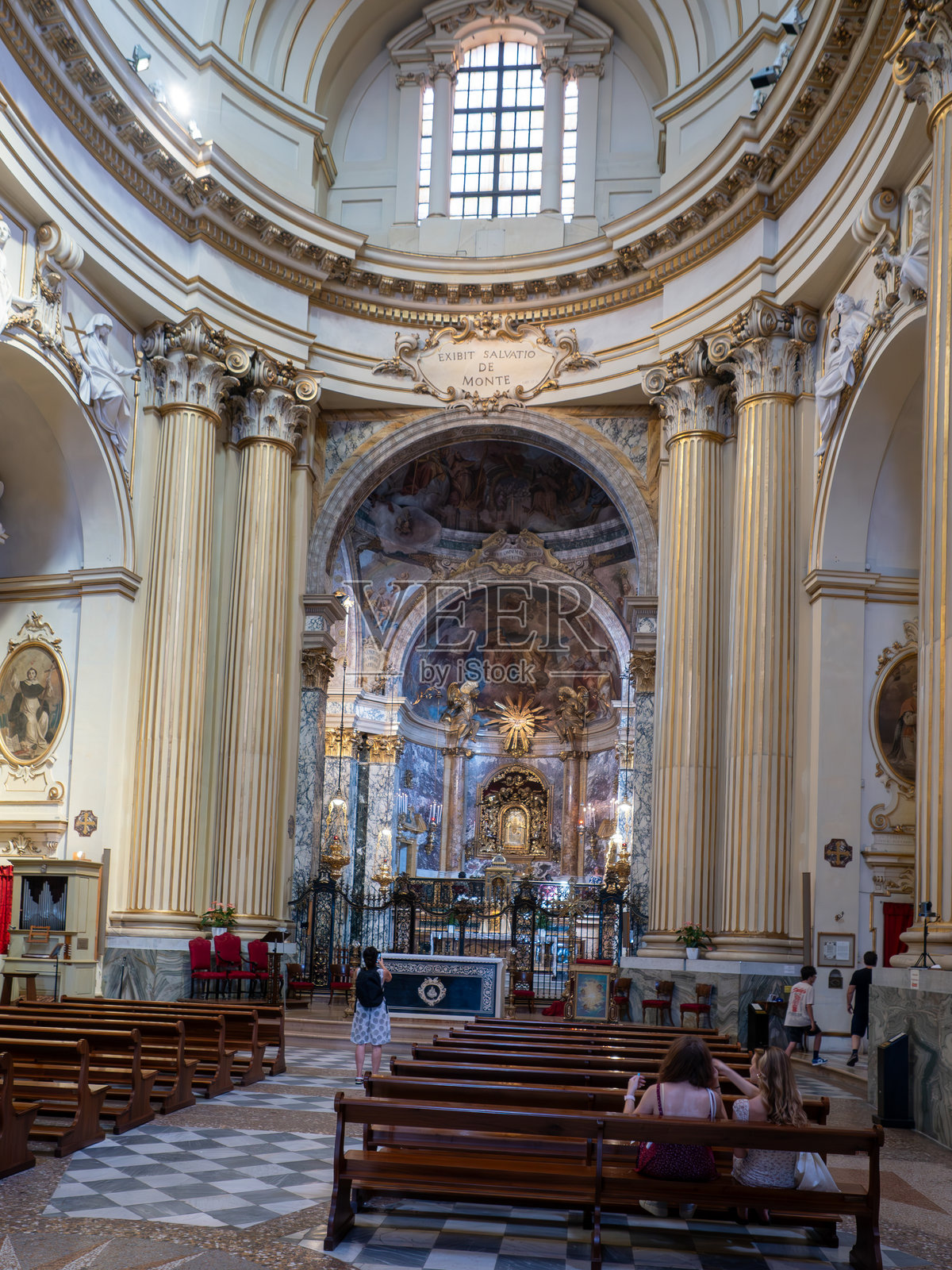 意大利博洛尼亚圣卢卡圣母朝圣地内部照片摄影图片