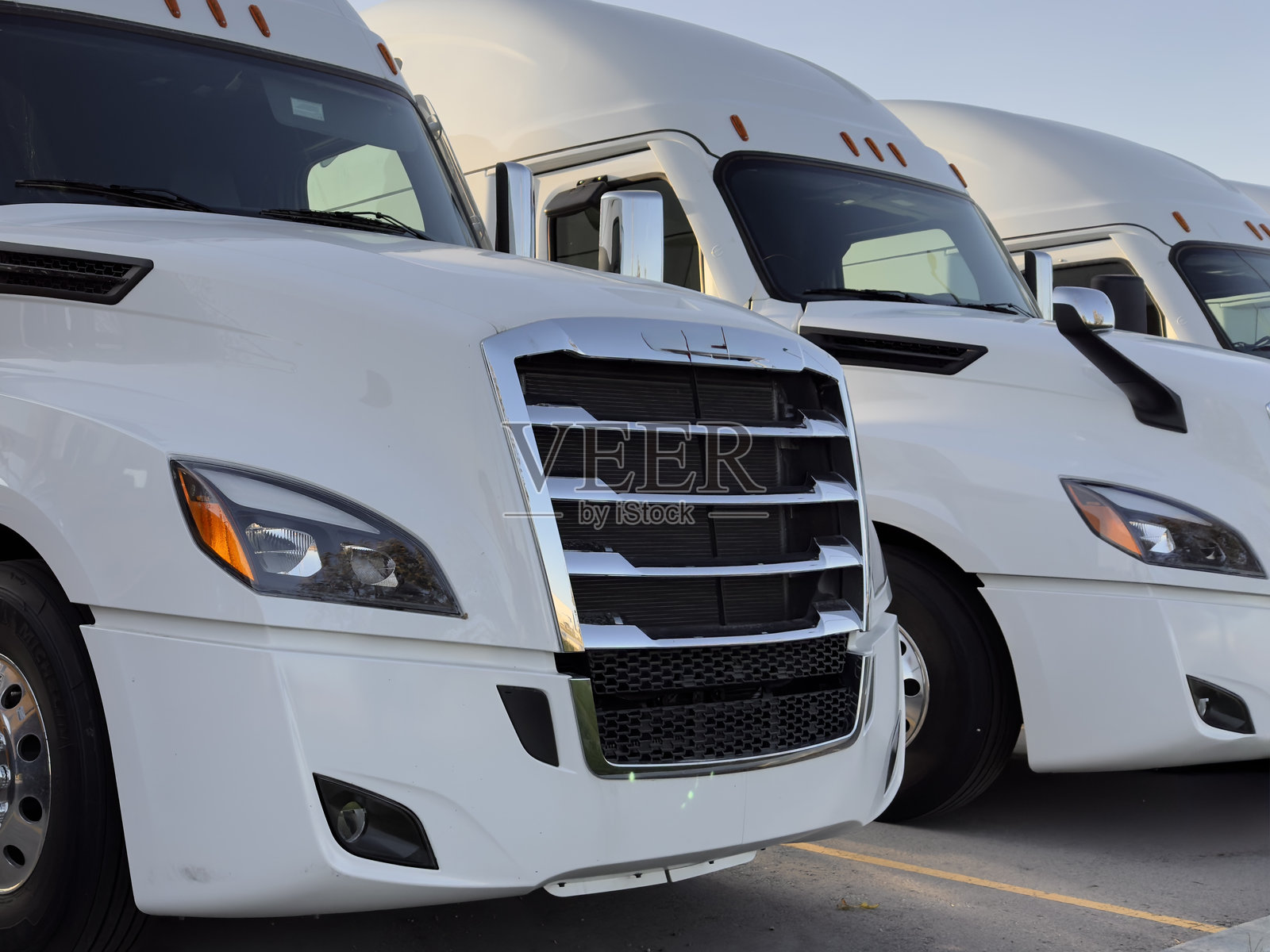 停车场内的白色卡车照片摄影图片