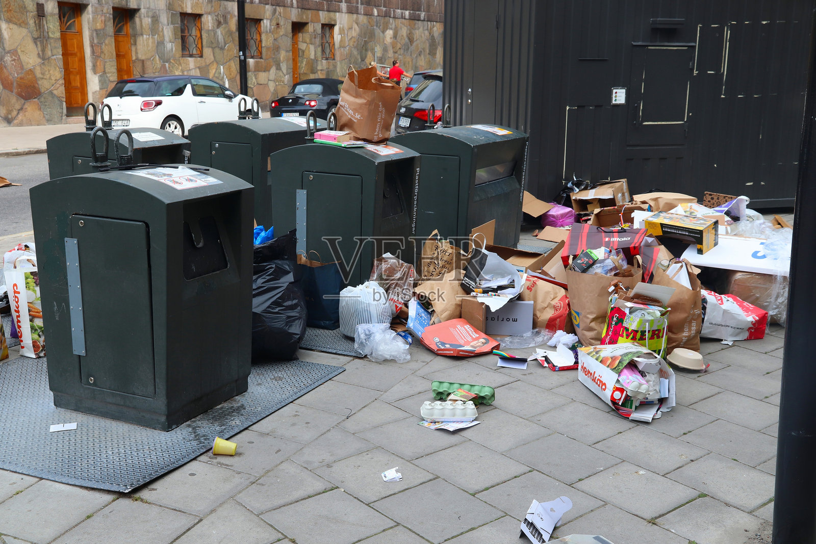满溢的城市垃圾箱照片摄影图片