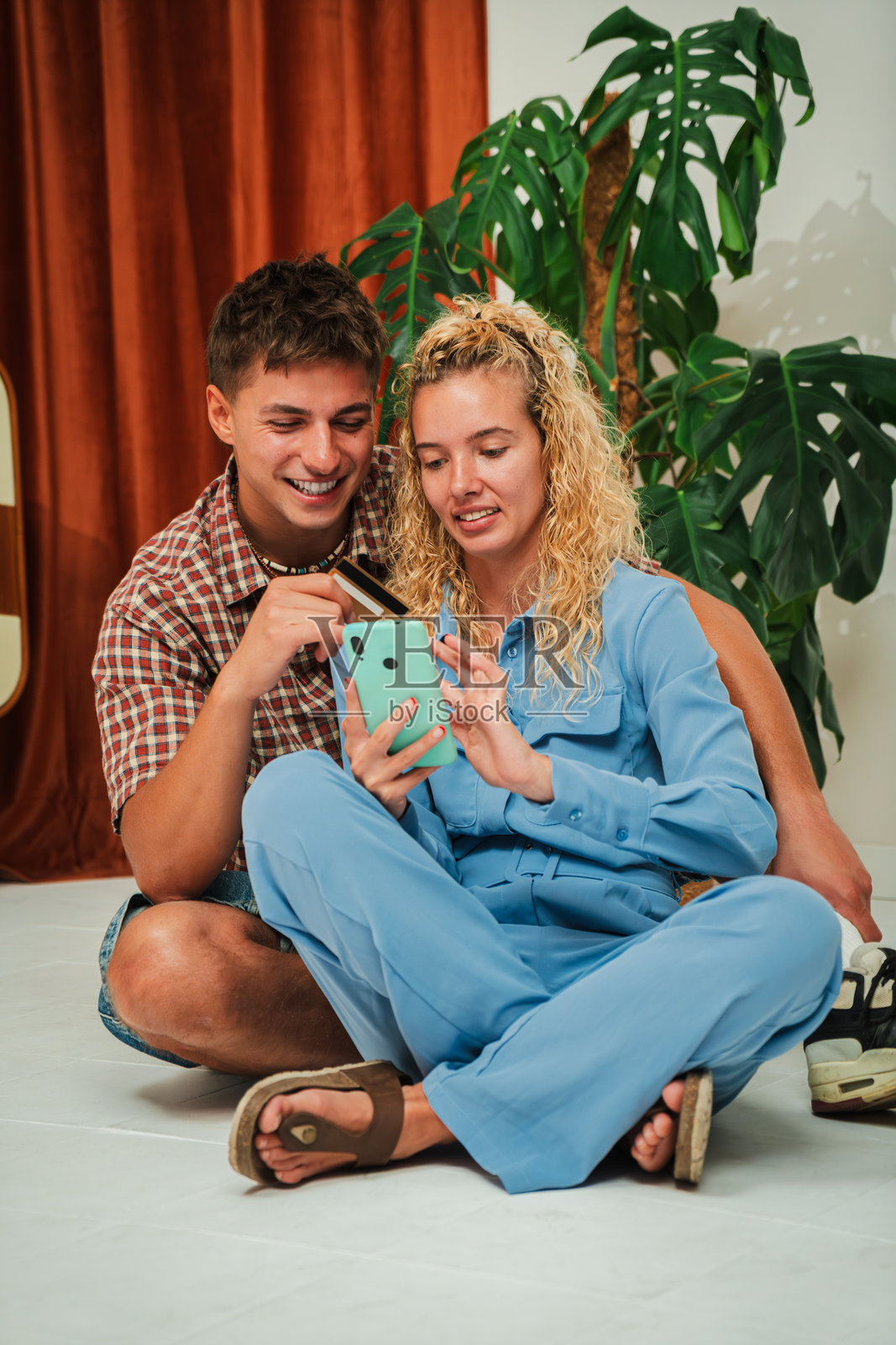 一对快乐的情侣在分享智能手机时，惊喜地一起探索一个有趣的应用程序照片摄影图片