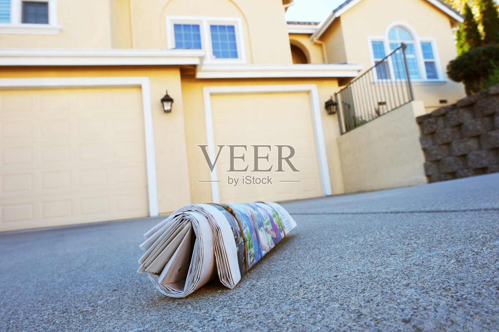 车道上的报纸照片摄影图片