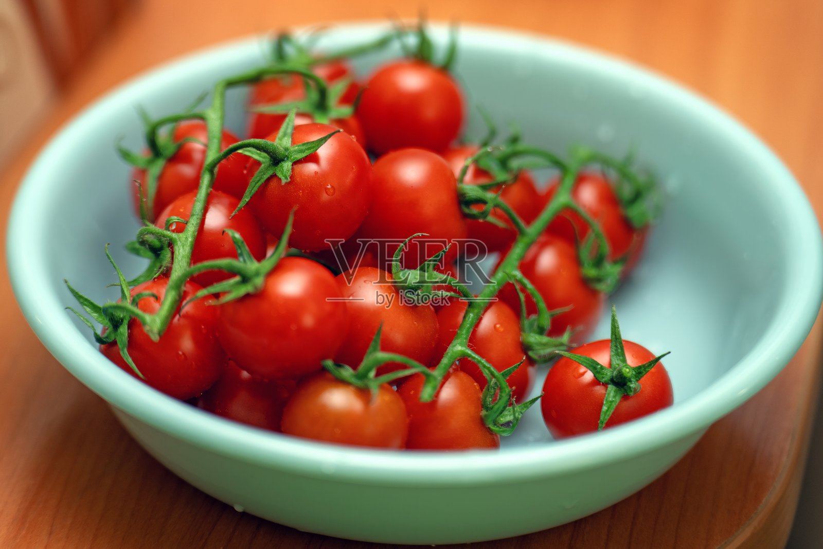 一盘藤蔓上的樱桃番茄，新鲜而充满活力，非常适合美食博客、健康饮食概念和烹饪摄影照片摄影图片