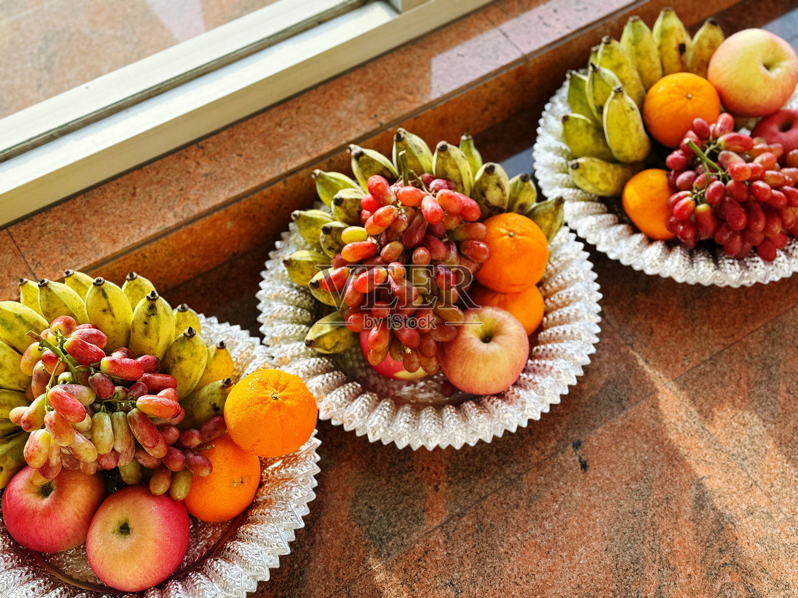 装有苹果、香蕉、橙子和葡萄柚的水果篮照片摄影图片