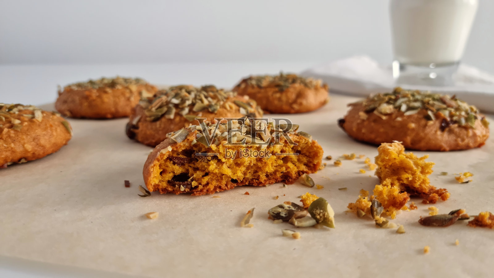 烘焙纸上的饼干碎屑照片摄影图片