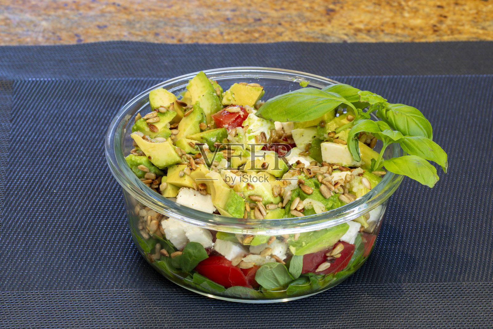 牛油果沙拉配番茄、芝麻菜和葵花籽照片摄影图片