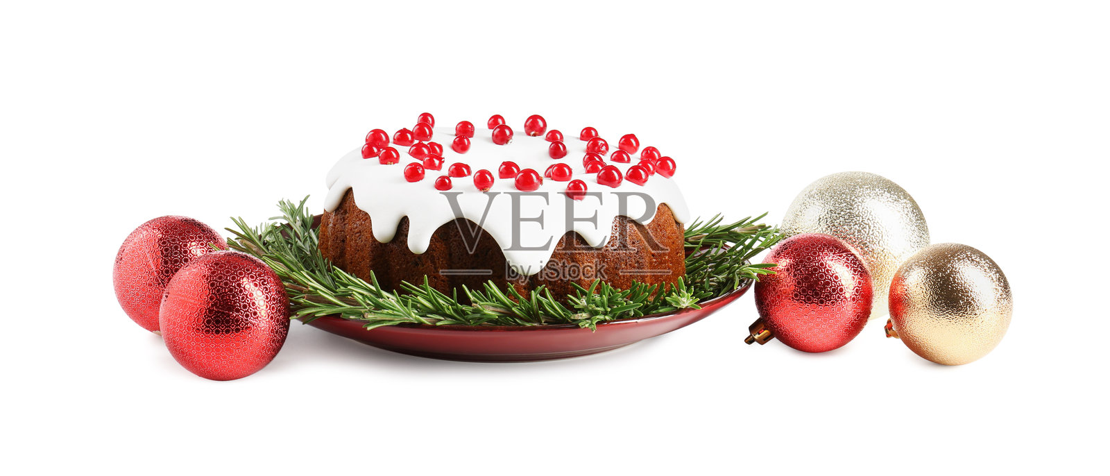 白色背景上装饰精美的圣诞蛋糕和装饰球照片摄影图片