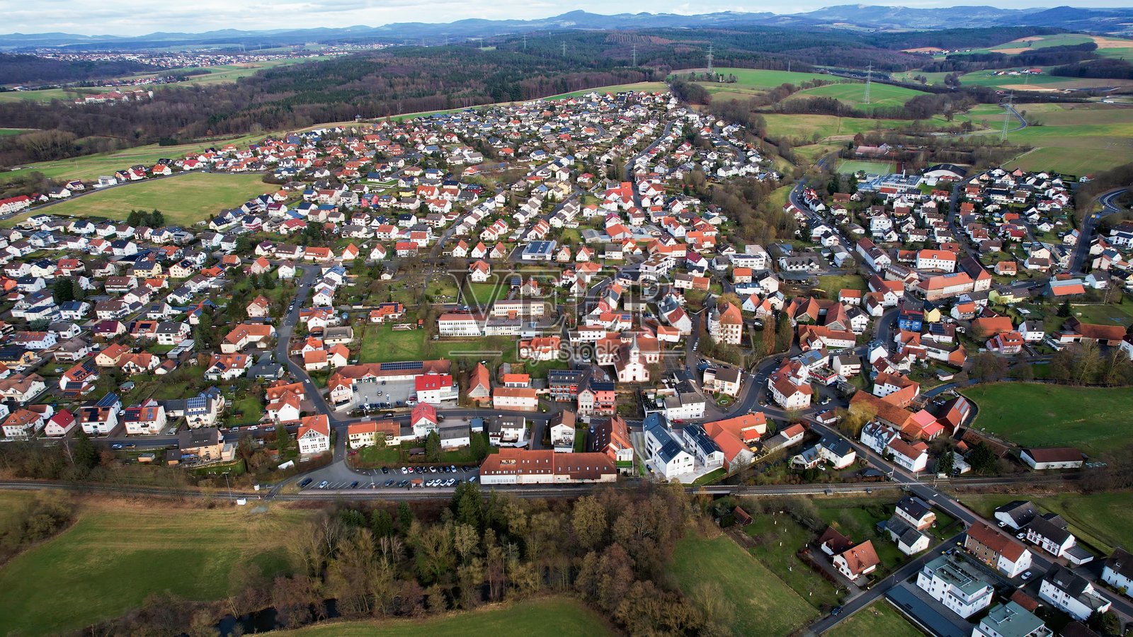 俯瞰艾兴策尔村周围的景象照片摄影图片