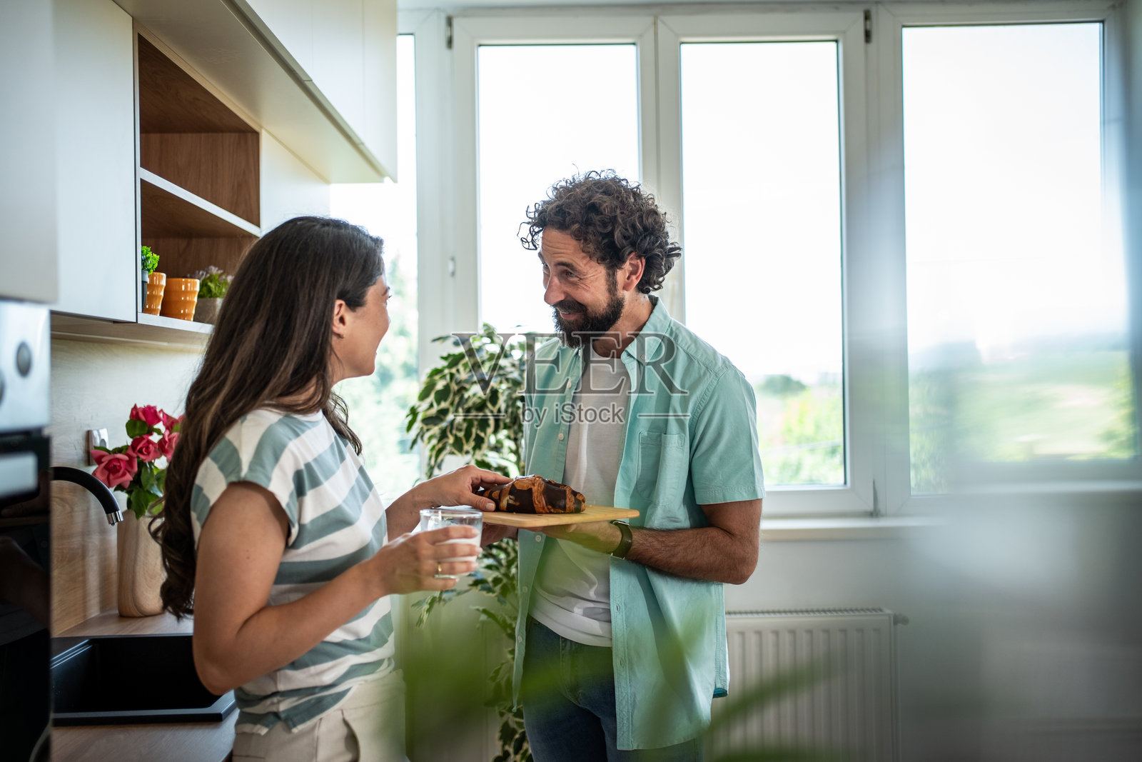 情侣在家中厨房享用早餐照片摄影图片