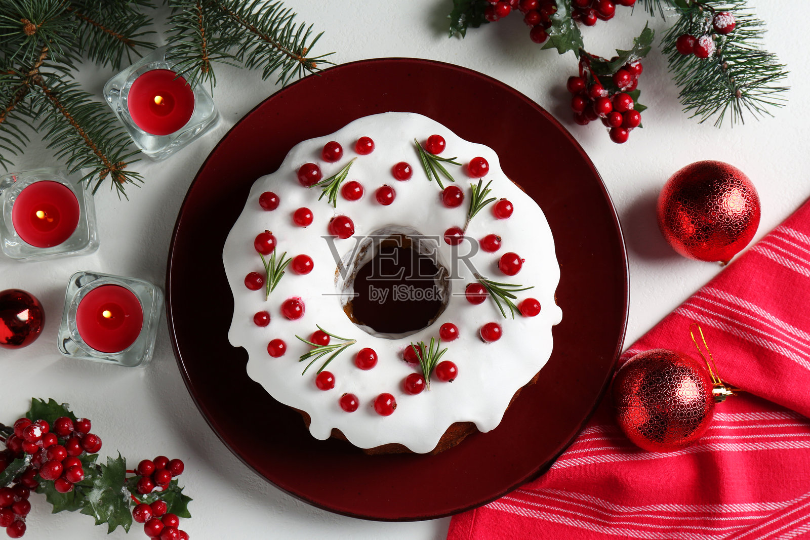 白色桌面上的传统经典圣诞蛋糕和装饰，俯视角度照片摄影图片