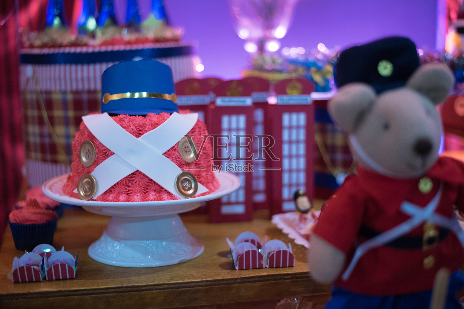 儿童生日蛋糕锡兵照片摄影图片