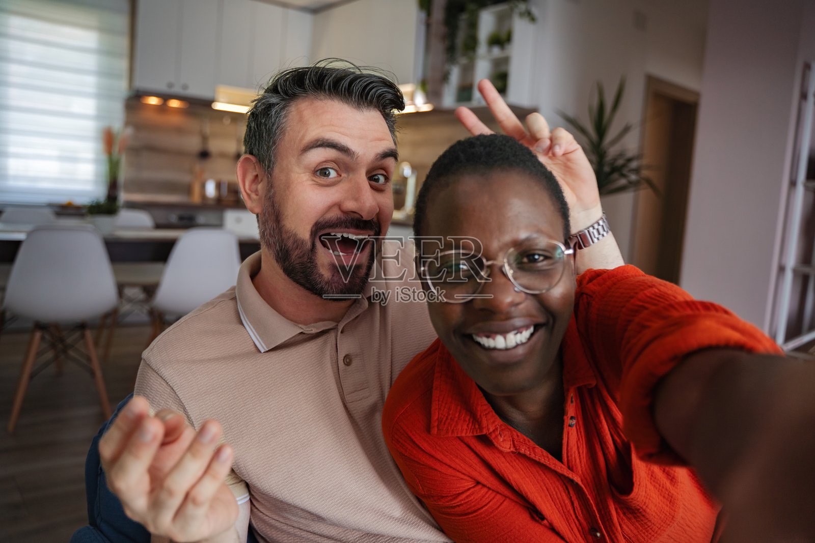 家中玩耍情侣自拍，做出鬼脸照片摄影图片