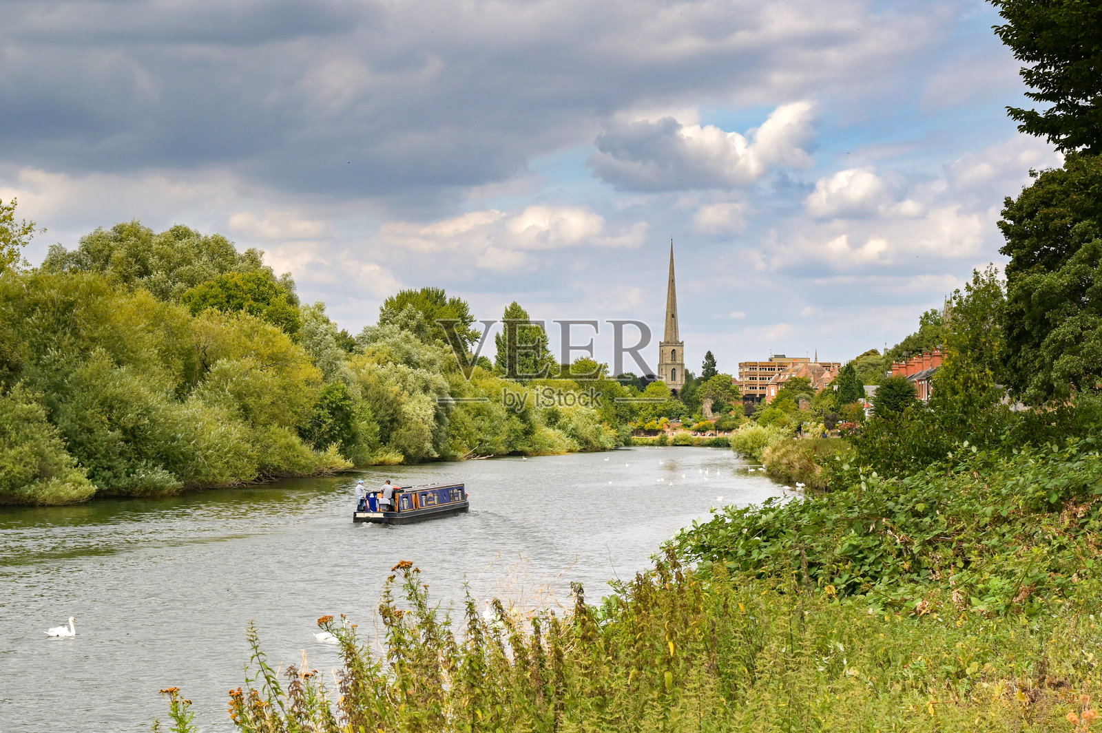 在伍斯特塞文河上航行的狭窄船只照片摄影图片