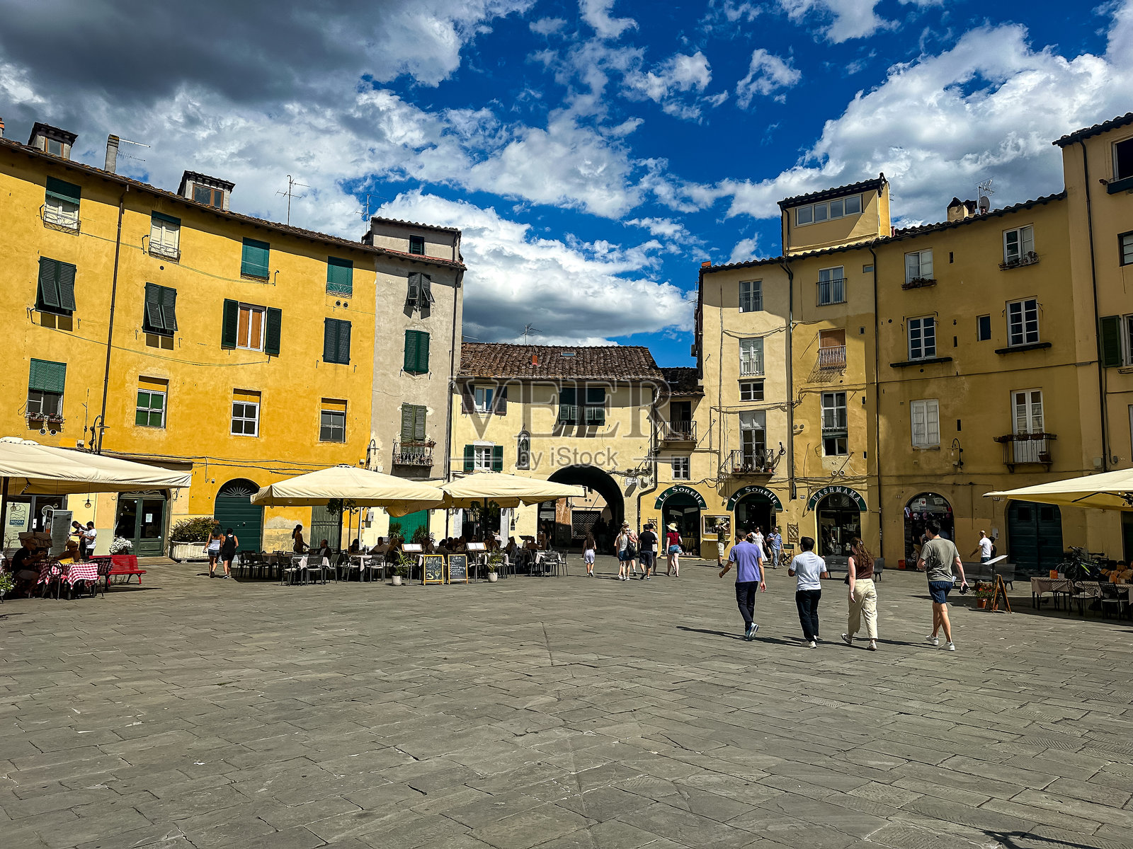 卢卡圆形剧场广场景观照片摄影图片
