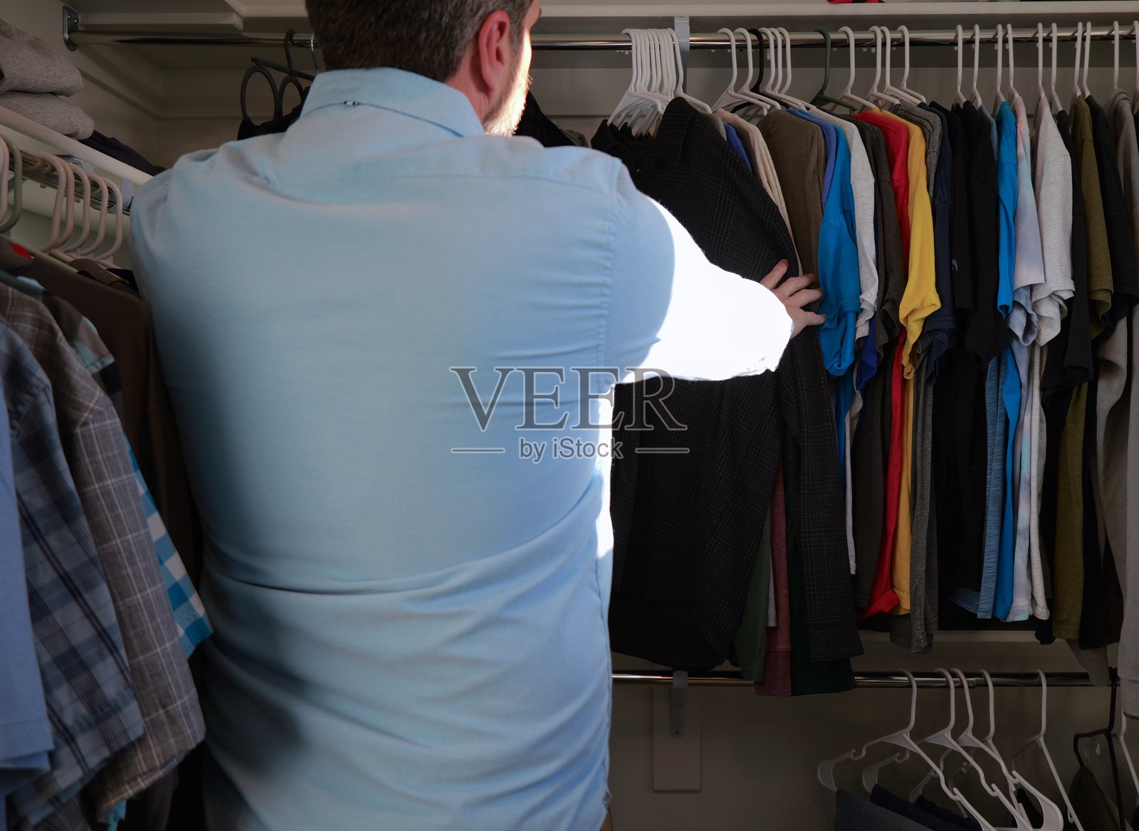 中年男子的晨间例行公事照片摄影图片