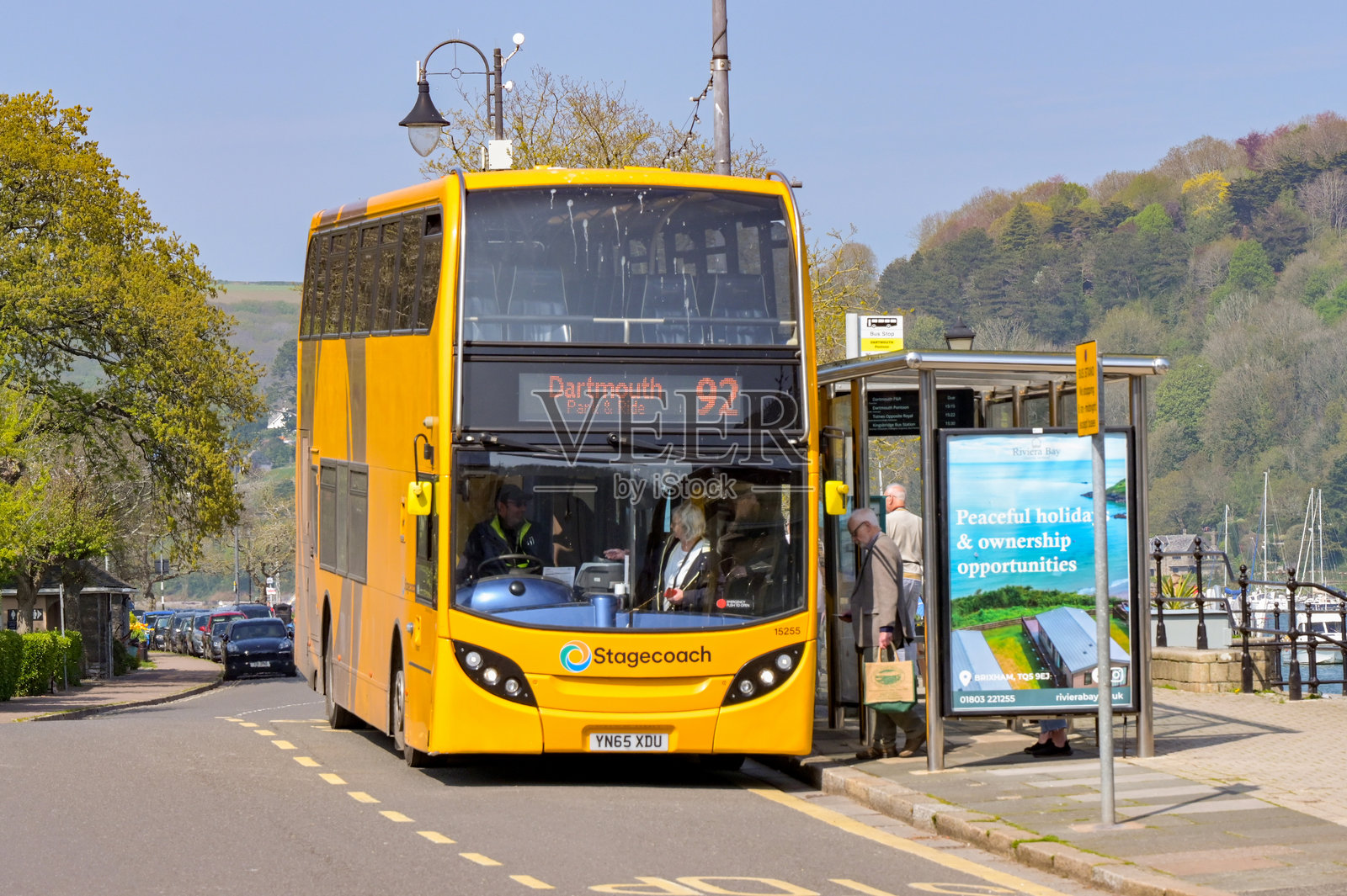 人们在达特茅斯镇的一个公交车站登上了一辆公共汽车照片摄影图片