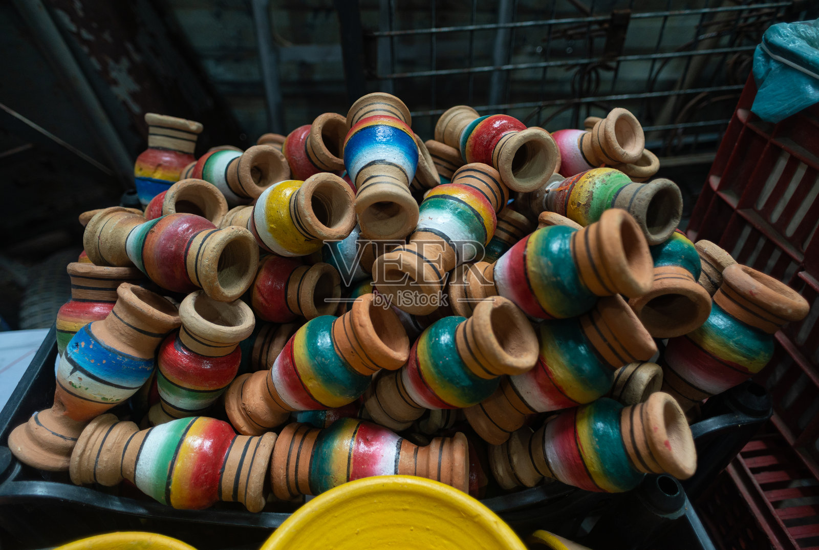 色彩条纹木质旋钮花瓶堆叠在一起，手工绘制的艺术装饰摆件照片摄影图片