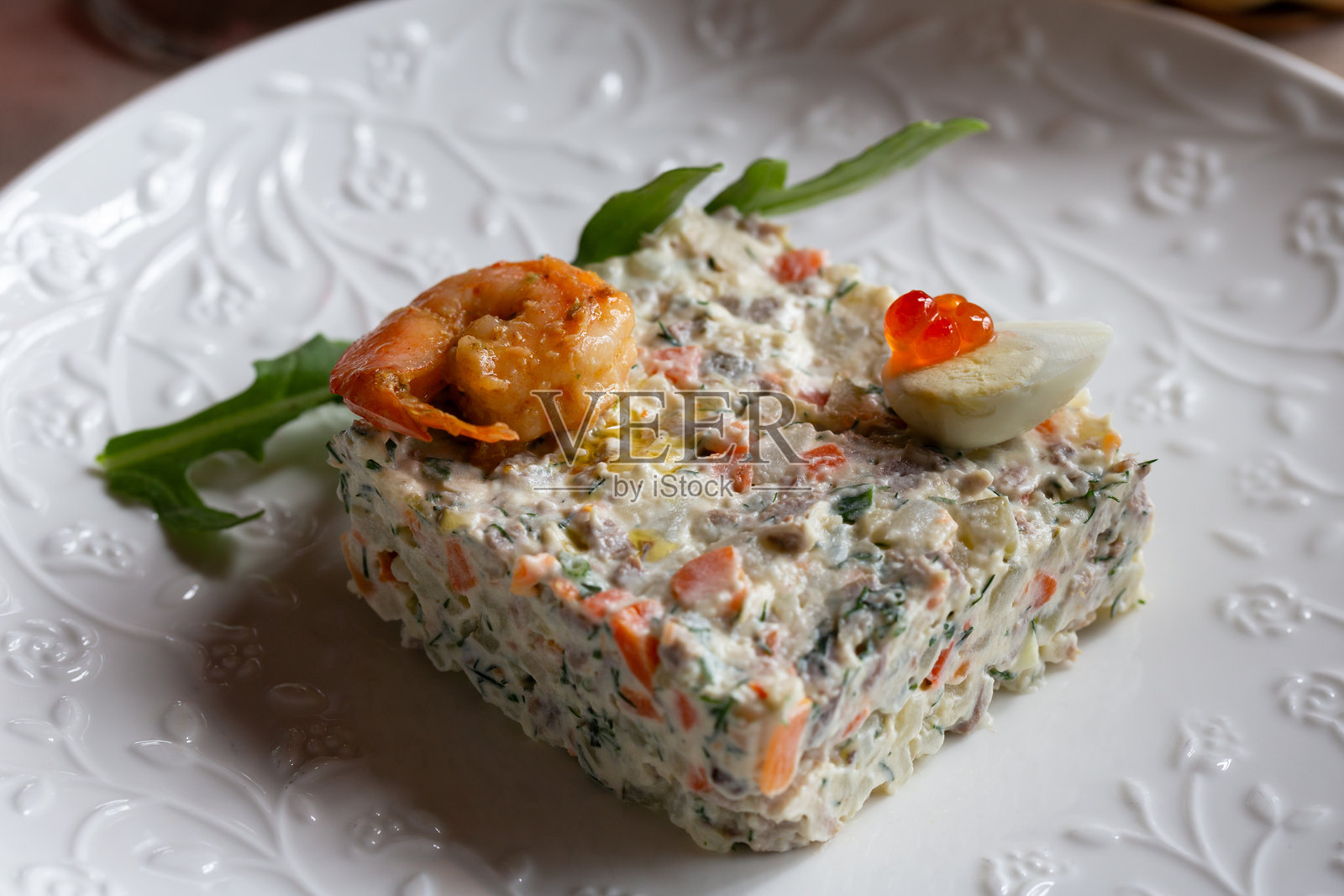 奥利维耶沙拉、法式油醋汁沙拉和挞。俄罗斯新年除夕传统开胃菜。节日餐桌布置。照片摄影图片