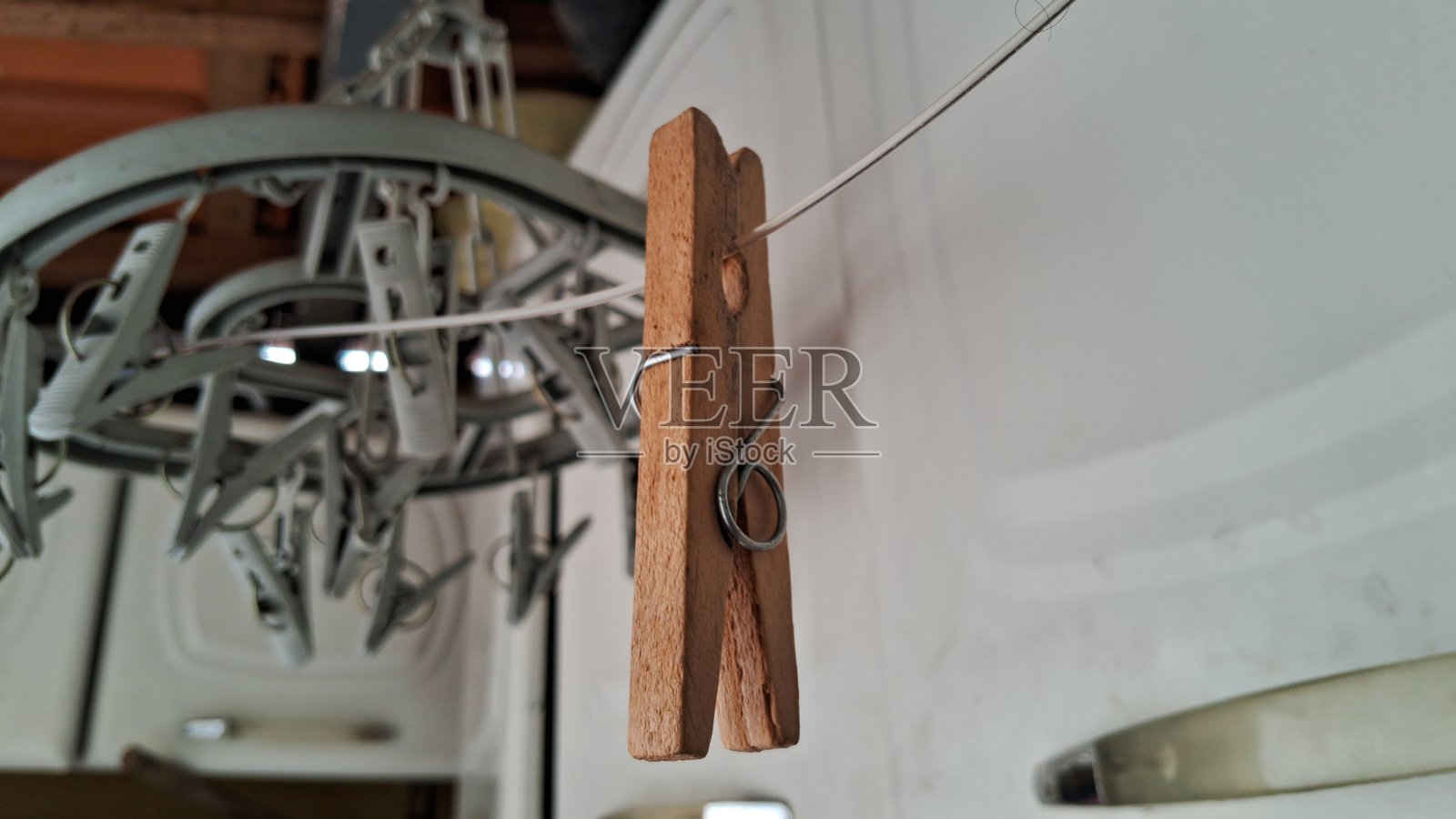 木质晾衣夹挂在晾衣绳上照片摄影图片