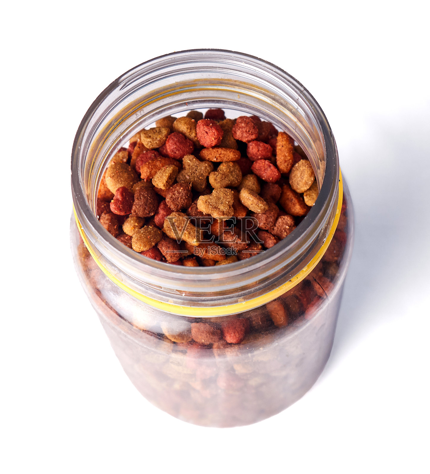 白色背景上敞开的宠物干粮罐照片摄影图片