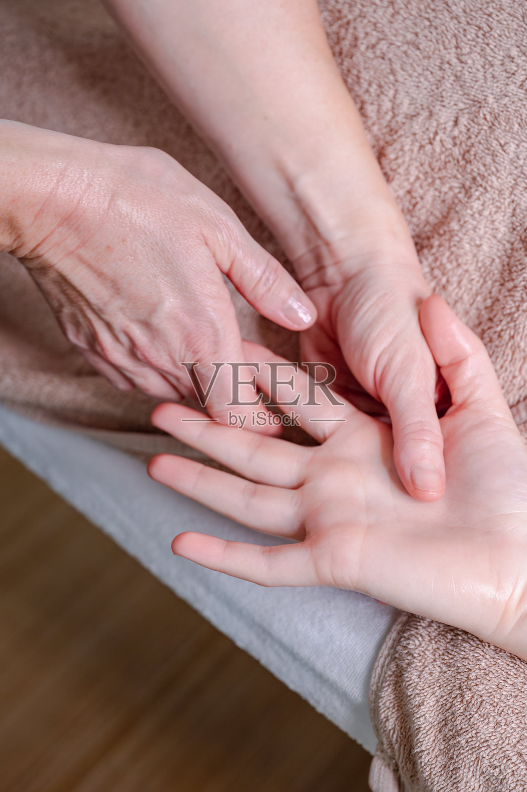 年轻女性在宁静的环境中享受放松的按摩理疗照片摄影图片