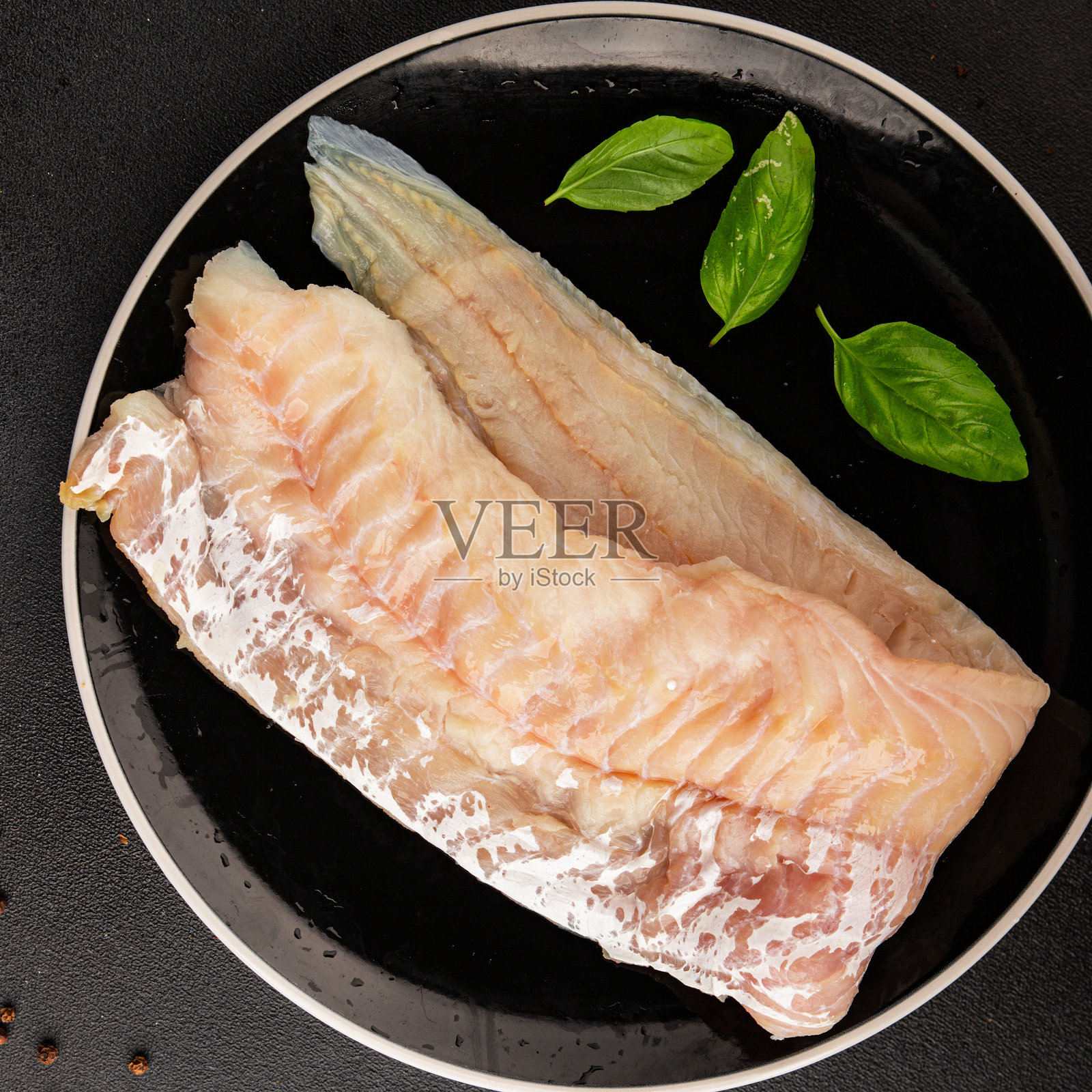 鳕鱼柳，海鲜，普通鳕鱼，天然产品，美味小吃，新鲜，美味，美食，餐桌上的食物背景，乡村风格，俯视，复制空间，鱼素饮食照片摄影图片