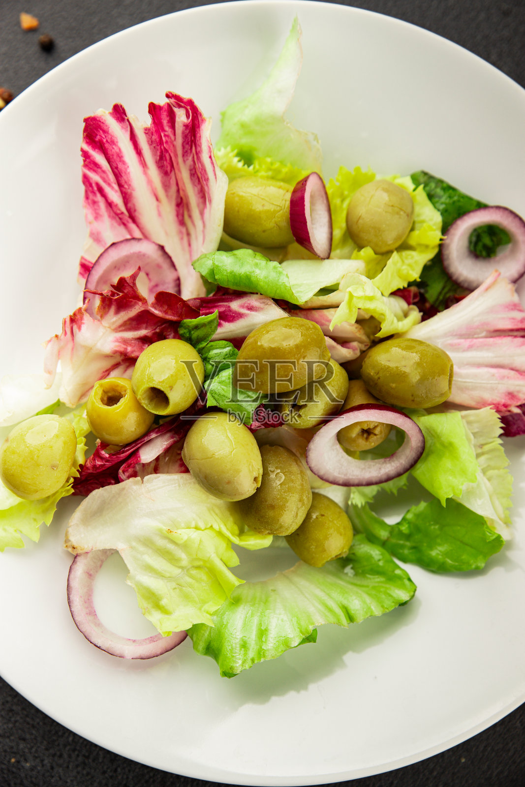 沙拉橄榄、生菜、蔬菜，天然美味的零食，新鲜美味的特色美食，桌面背景，乡村风格，俯视，留有复制空间，适合生酮和原始饮食、素食和纯素食。照片摄影图片