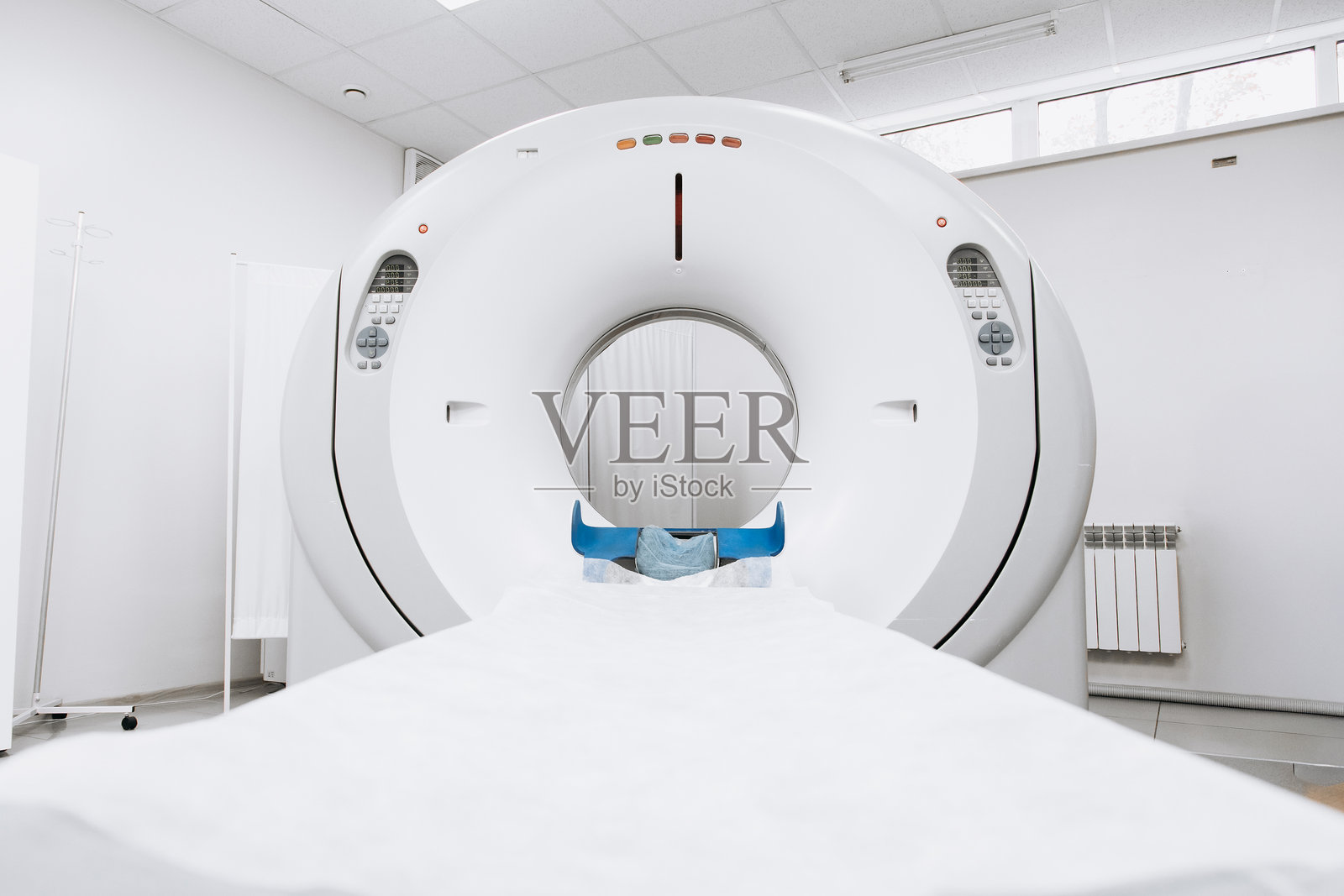 现代CT扫描仪放置在洁净的医疗环境中照片摄影图片