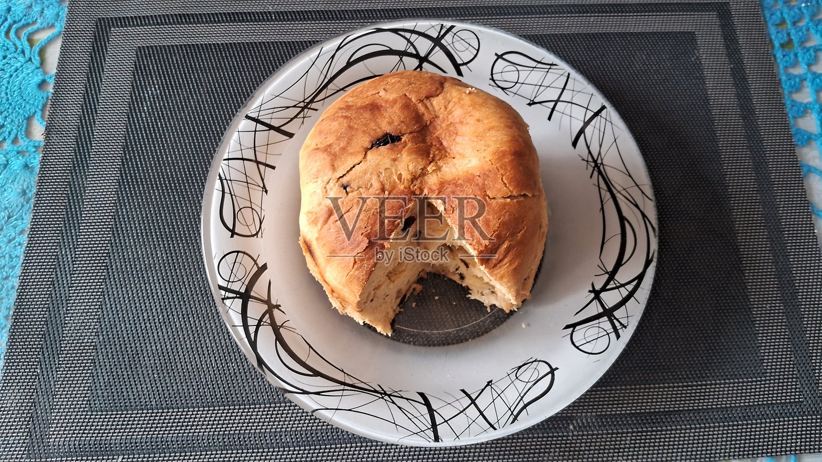 切片的意式圣诞面包放在玻璃盘上照片摄影图片