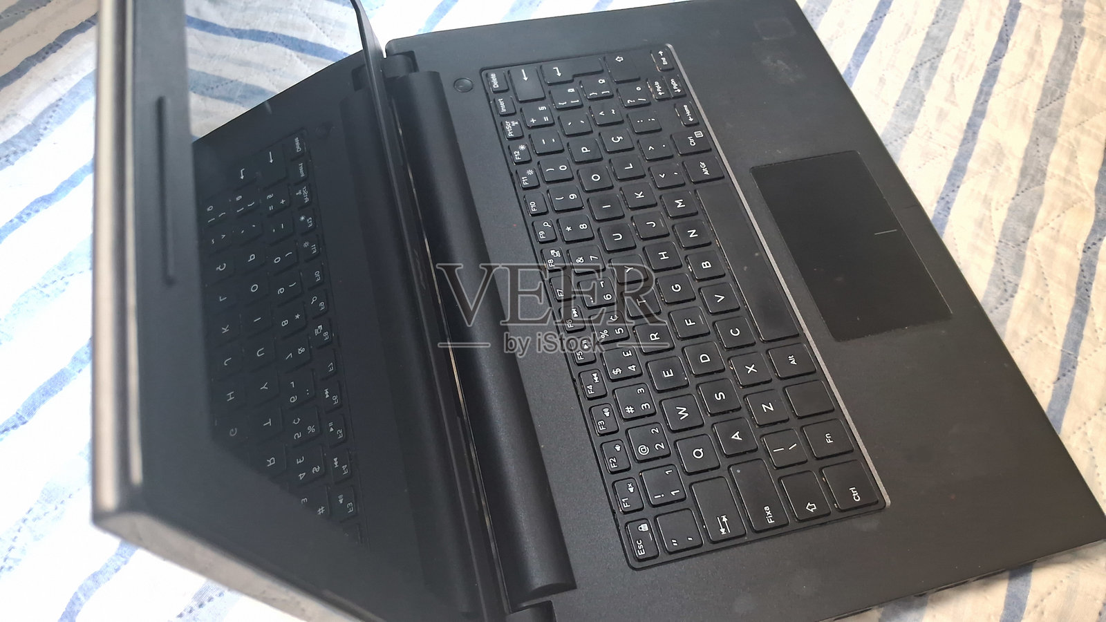 床上的笔记本电脑照片摄影图片