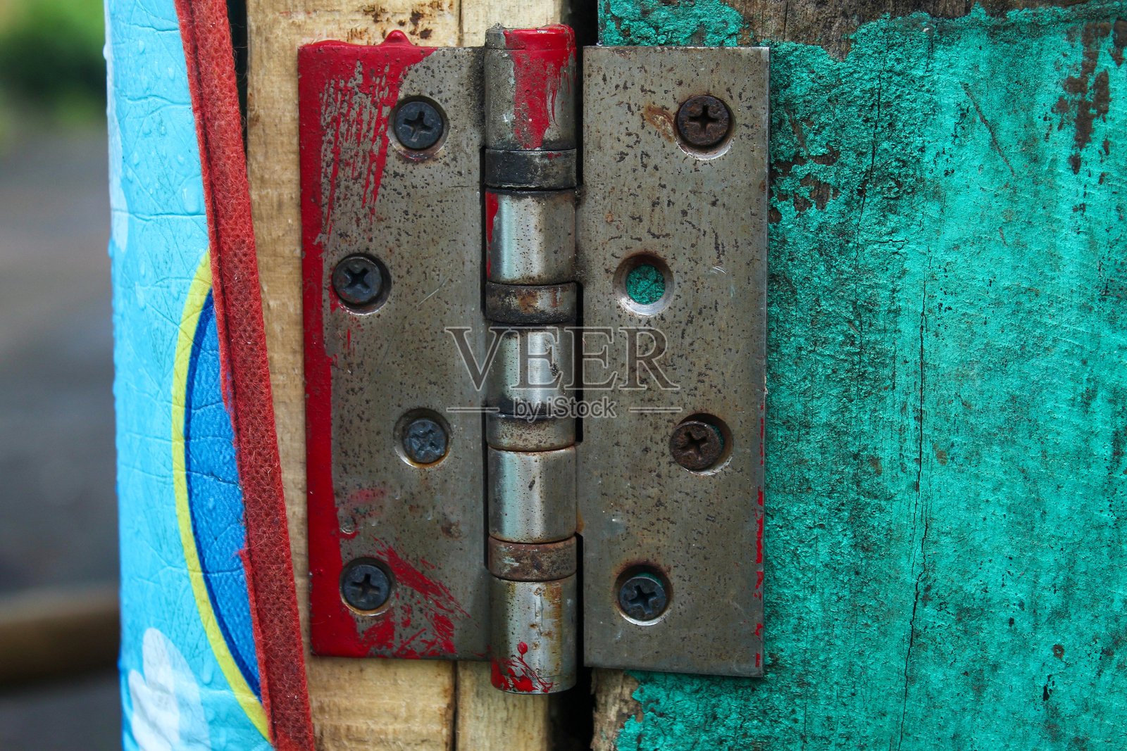 两块木板之间安装的生锈门铰链照片摄影图片