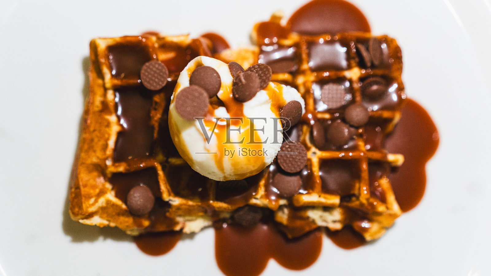 华夫饼配冰淇淋和海盐焦糖照片摄影图片