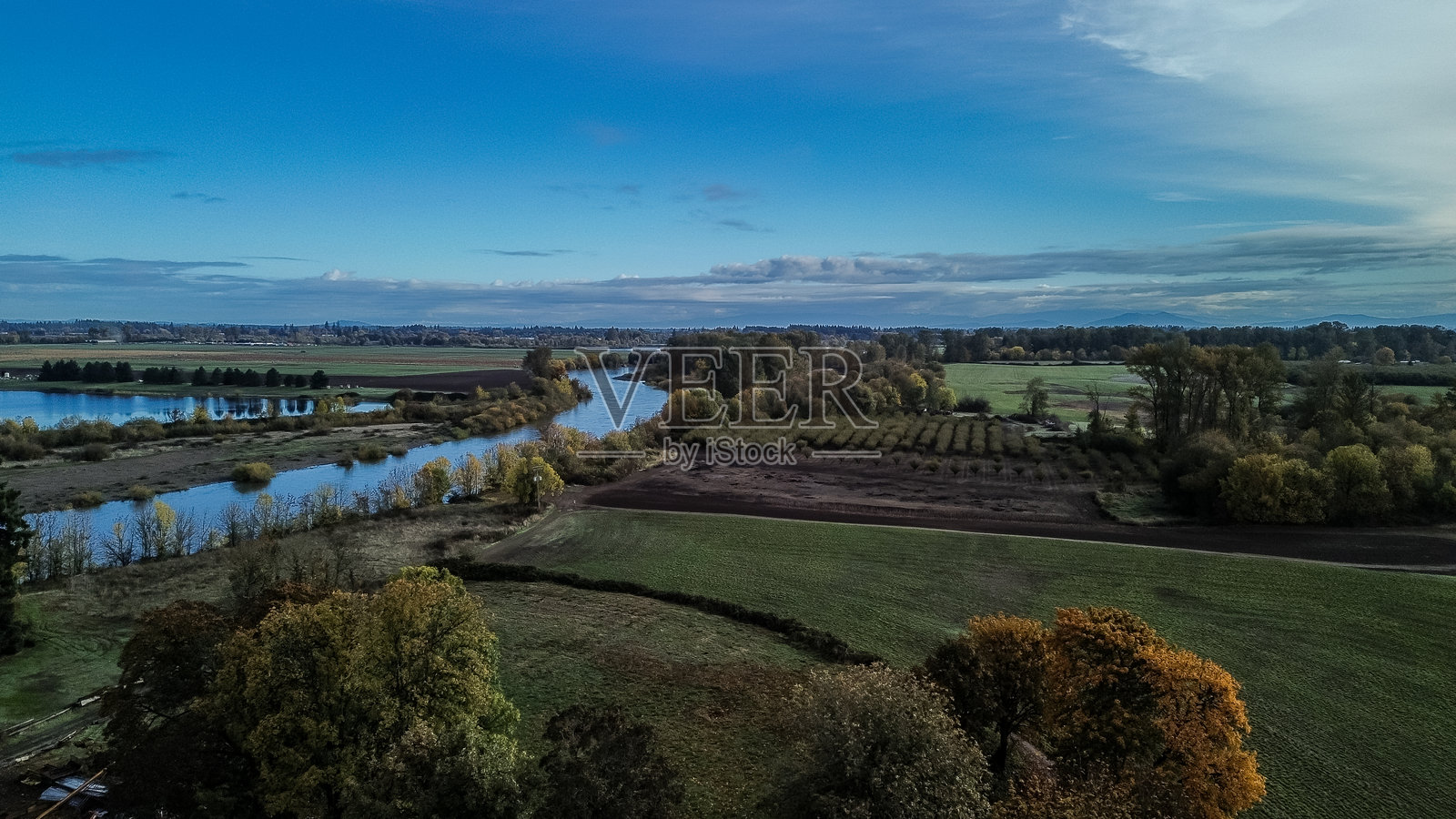 俄勒冈州科瓦利斯市的威拉米特河照片摄影图片