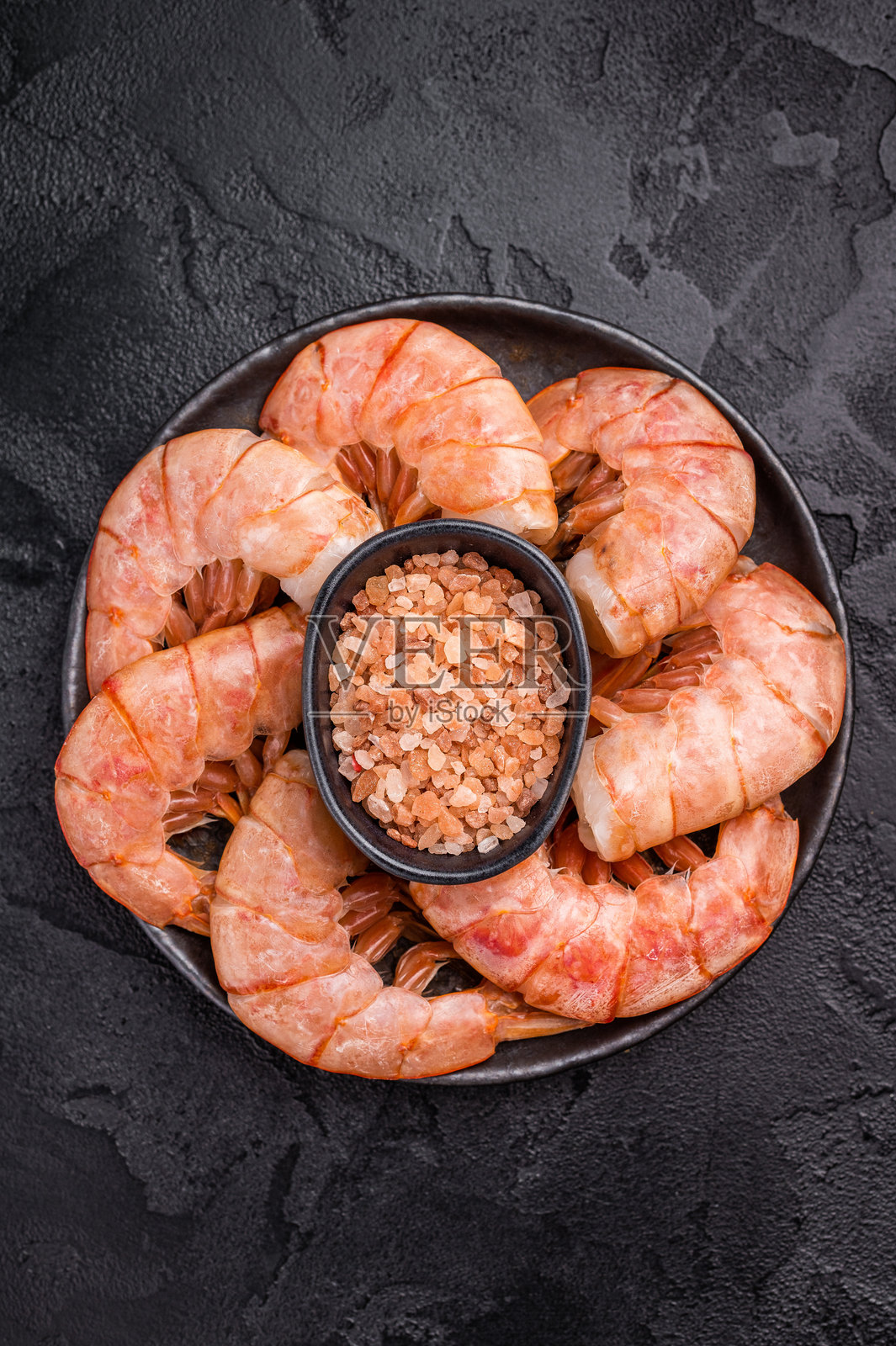 盘子里的阿根廷红虾（无头），黑底，俯视照片摄影图片
